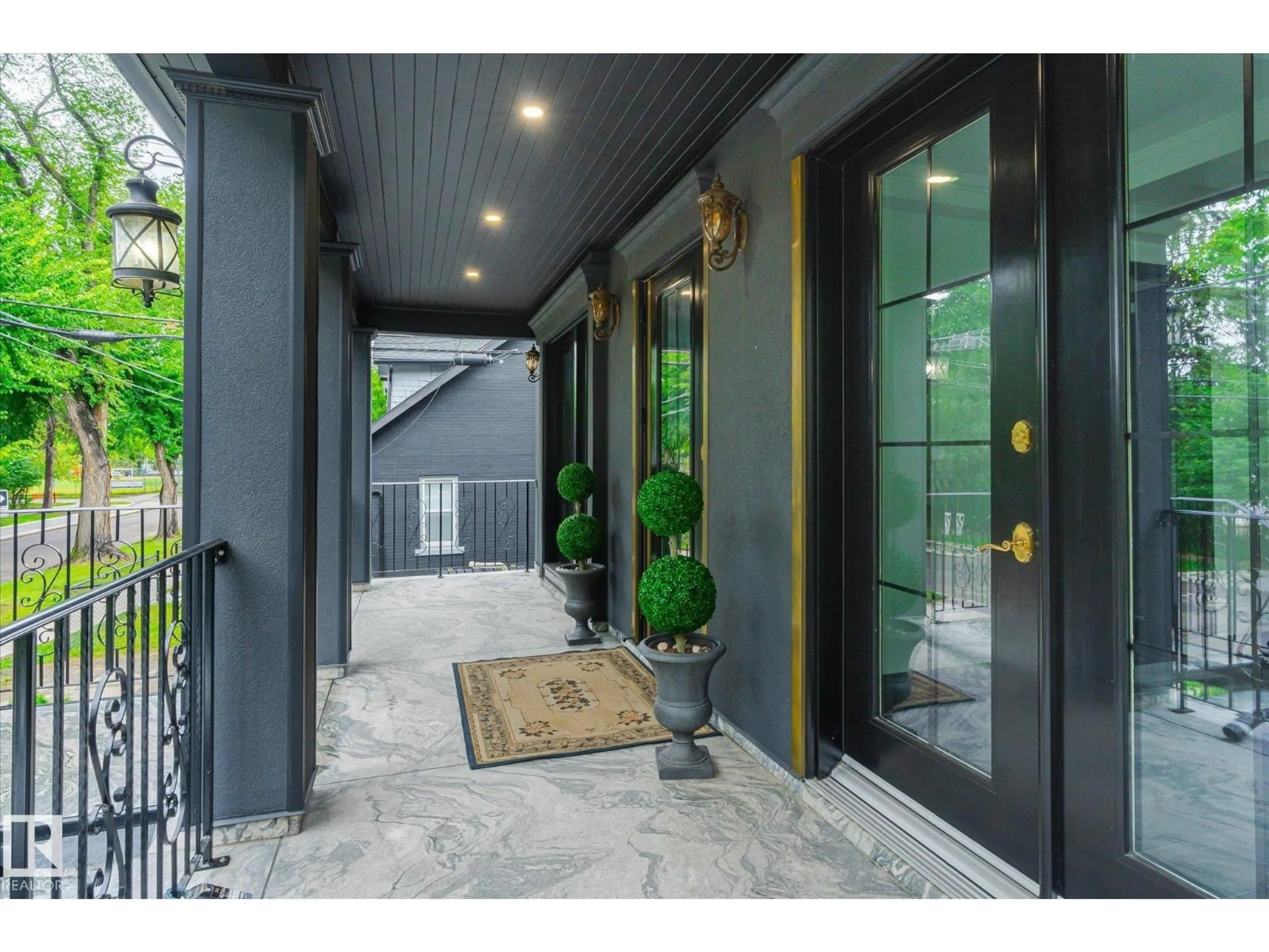 Indoor entryway for 11833 102 AV, Edmonton Alberta T5K0R6