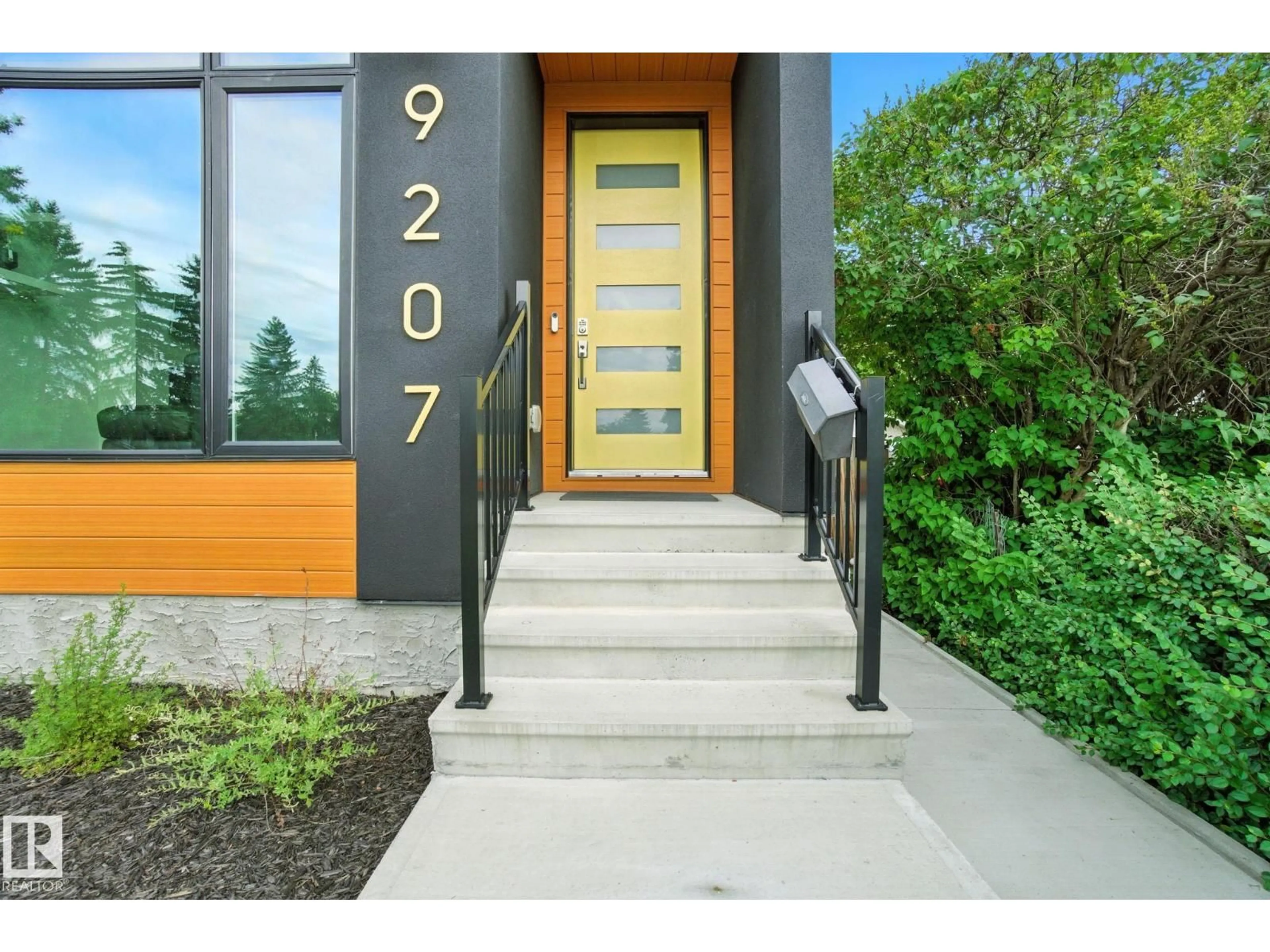 Indoor entryway for 9207 152 ST, Edmonton Alberta T5R1M2