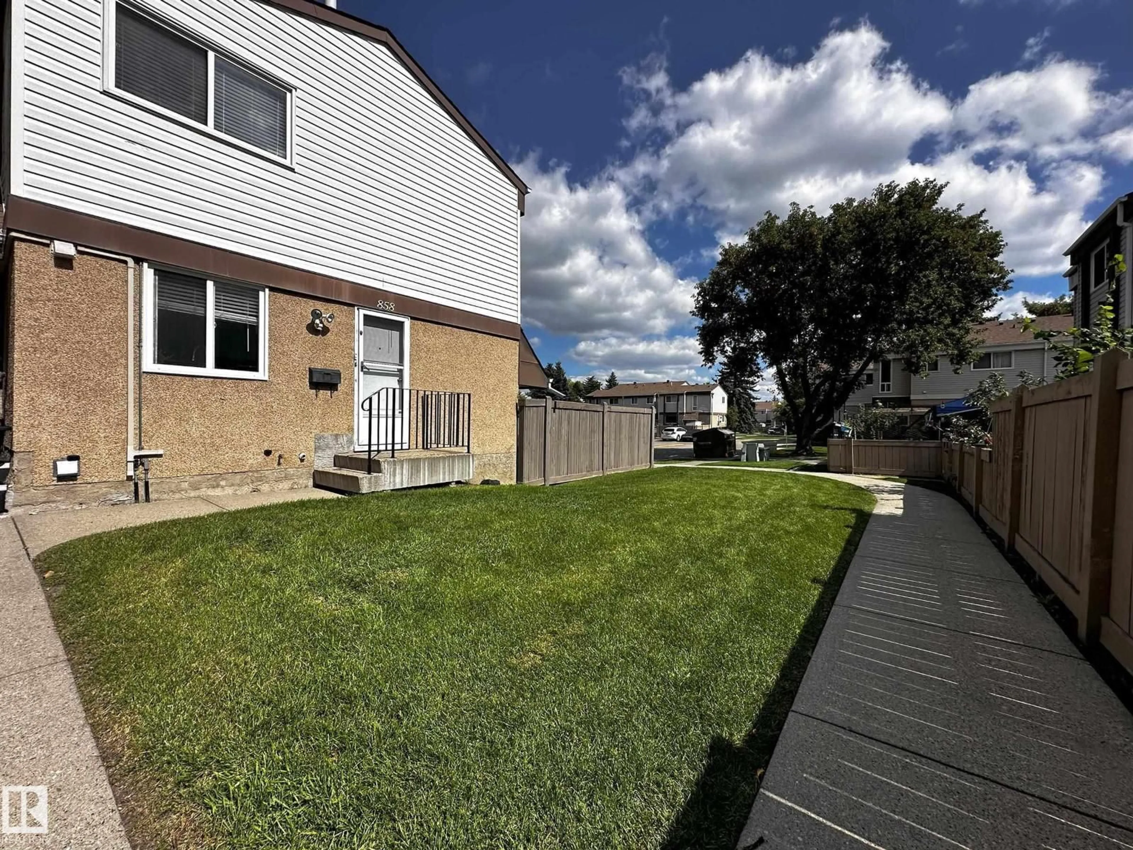 A pic from outside/outdoor area/front of a property/back of a property/a pic from drone, street for 858 ERIN PL, Edmonton Alberta T5T1M6