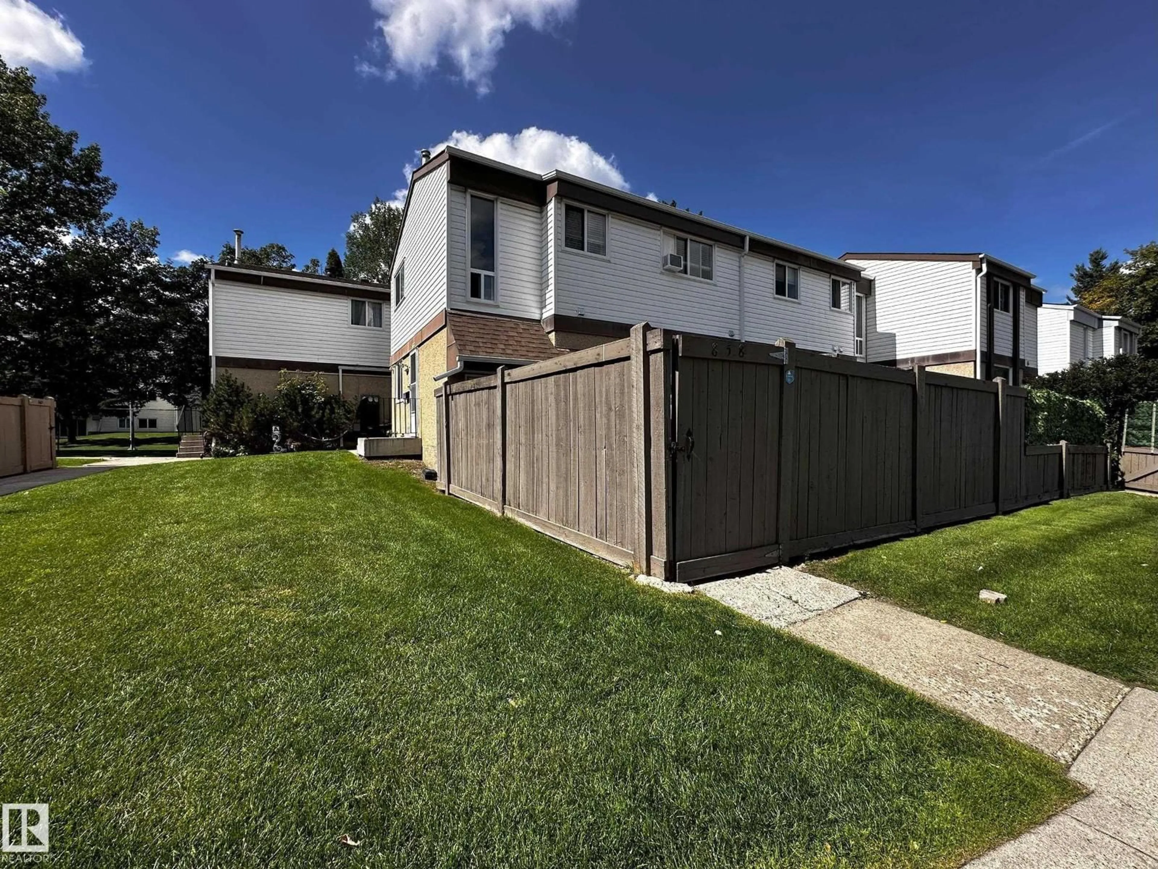 A pic from outside/outdoor area/front of a property/back of a property/a pic from drone, street for 858 ERIN PL, Edmonton Alberta T5T1M6