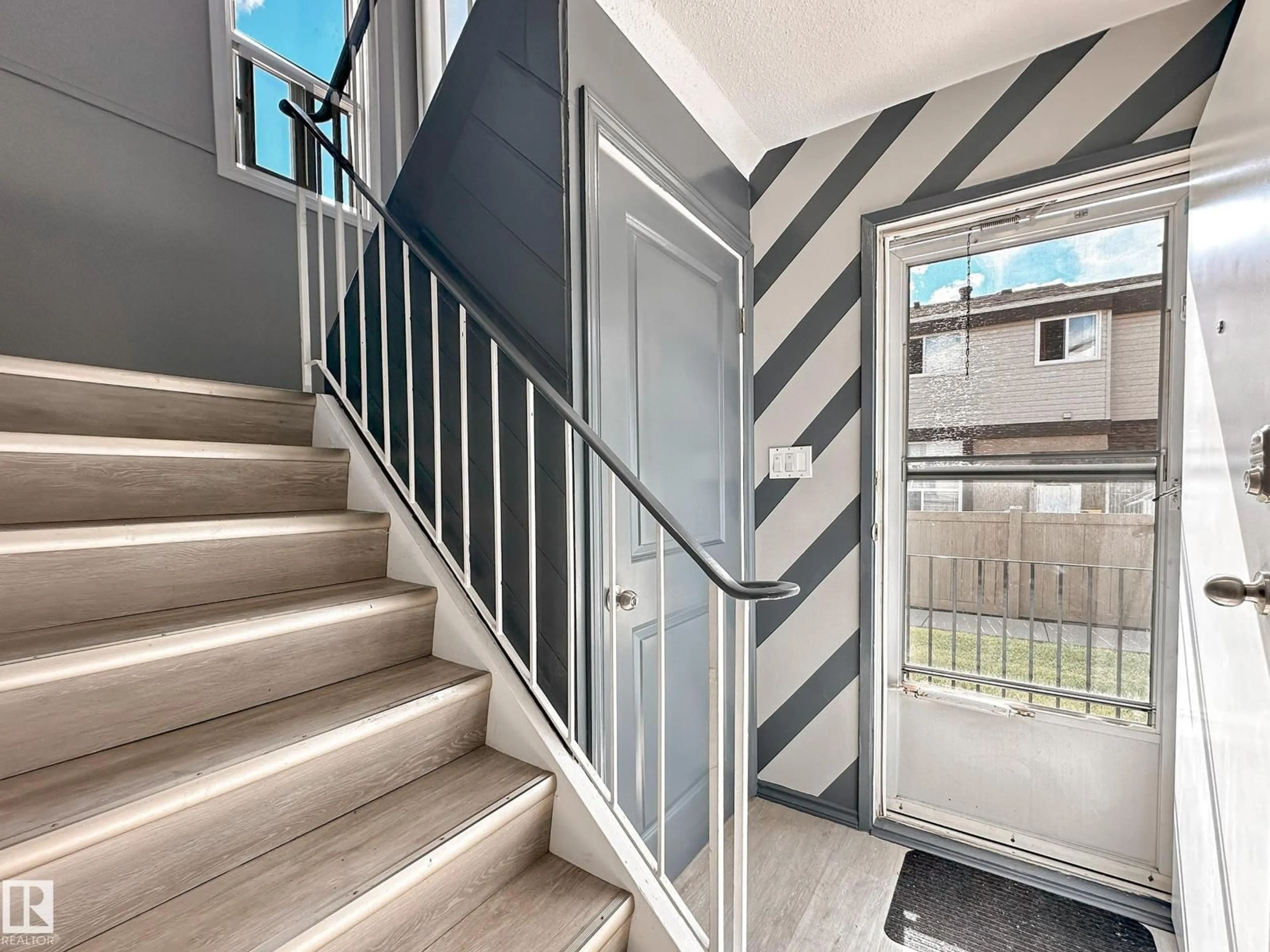 Stairs for 858 ERIN PL, Edmonton Alberta T5T1M6