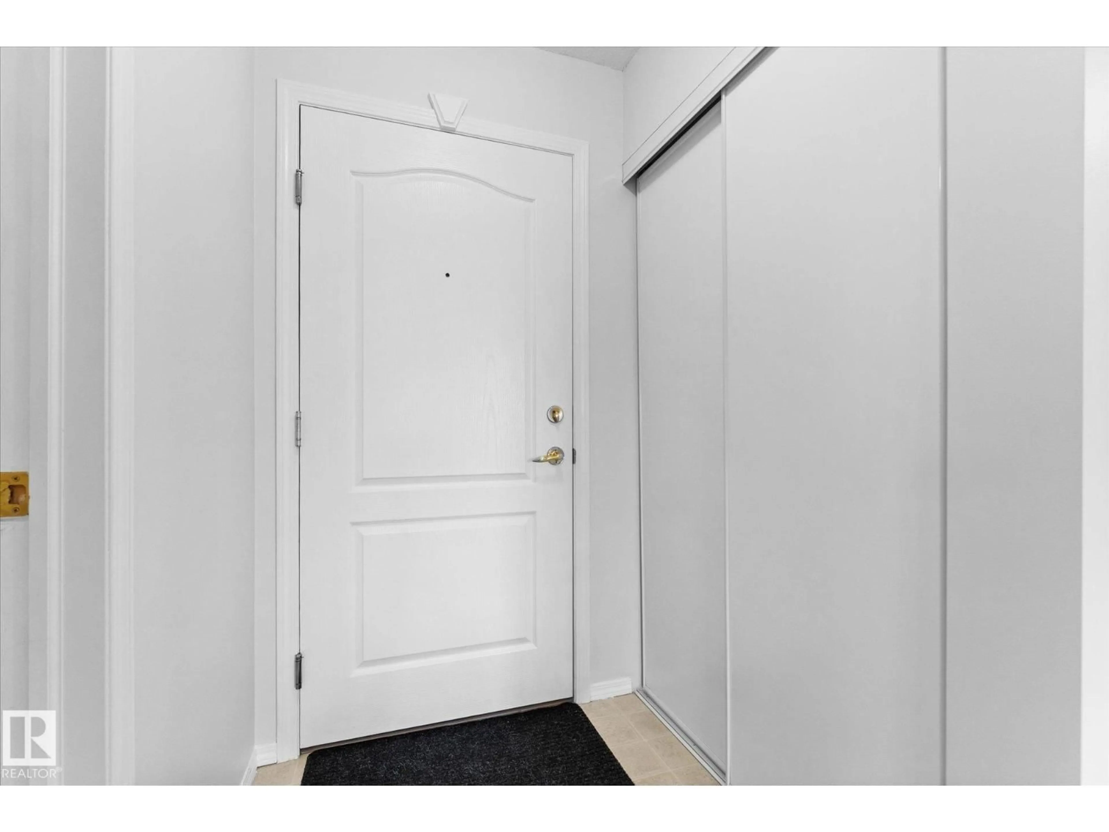 Indoor entryway for 305 - 4307 43 AV, Stony Plain Alberta T7Z2S7