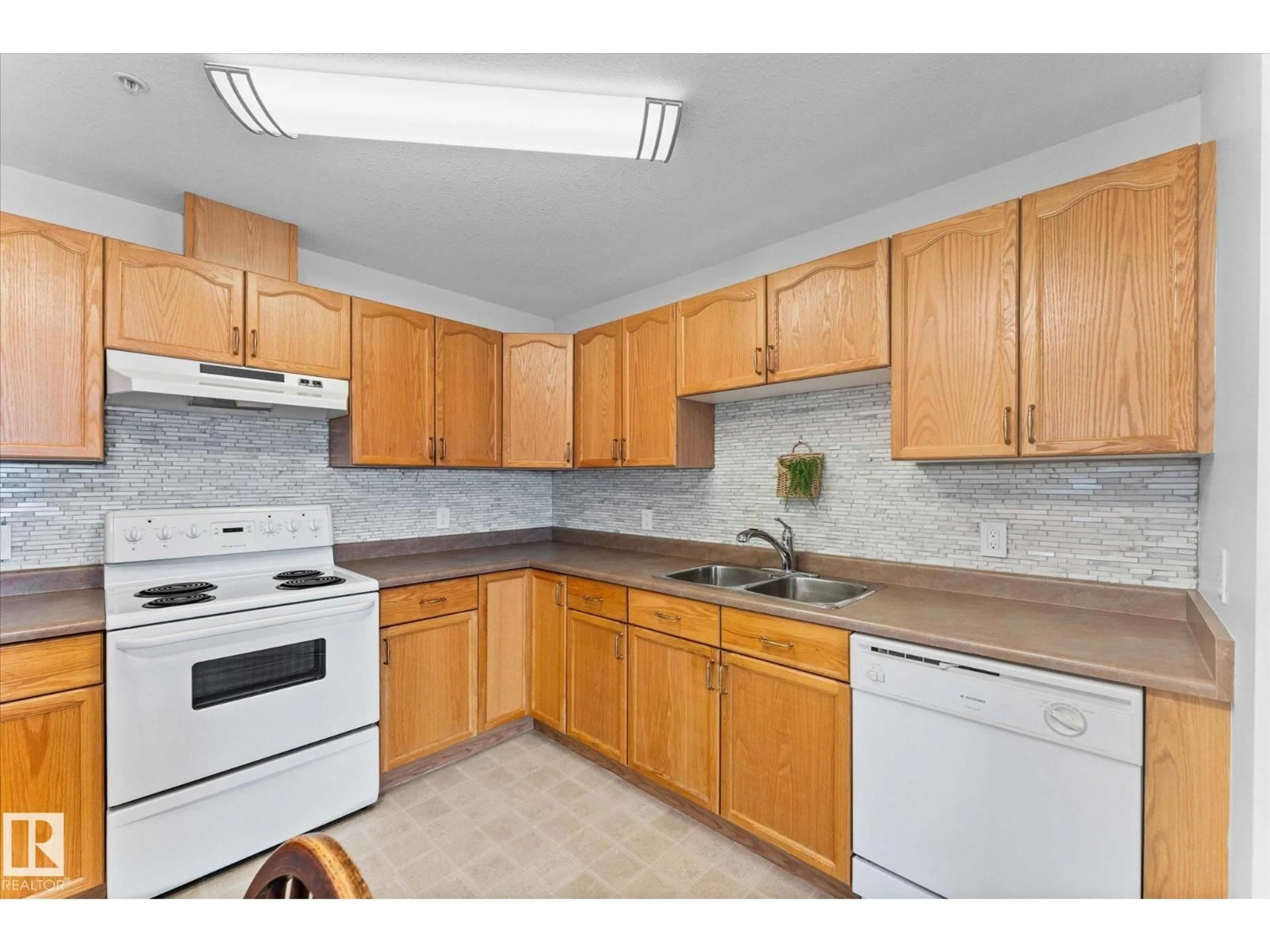 Standard kitchen, unknown for 305 - 4307 43 AV, Stony Plain Alberta T7Z2S7