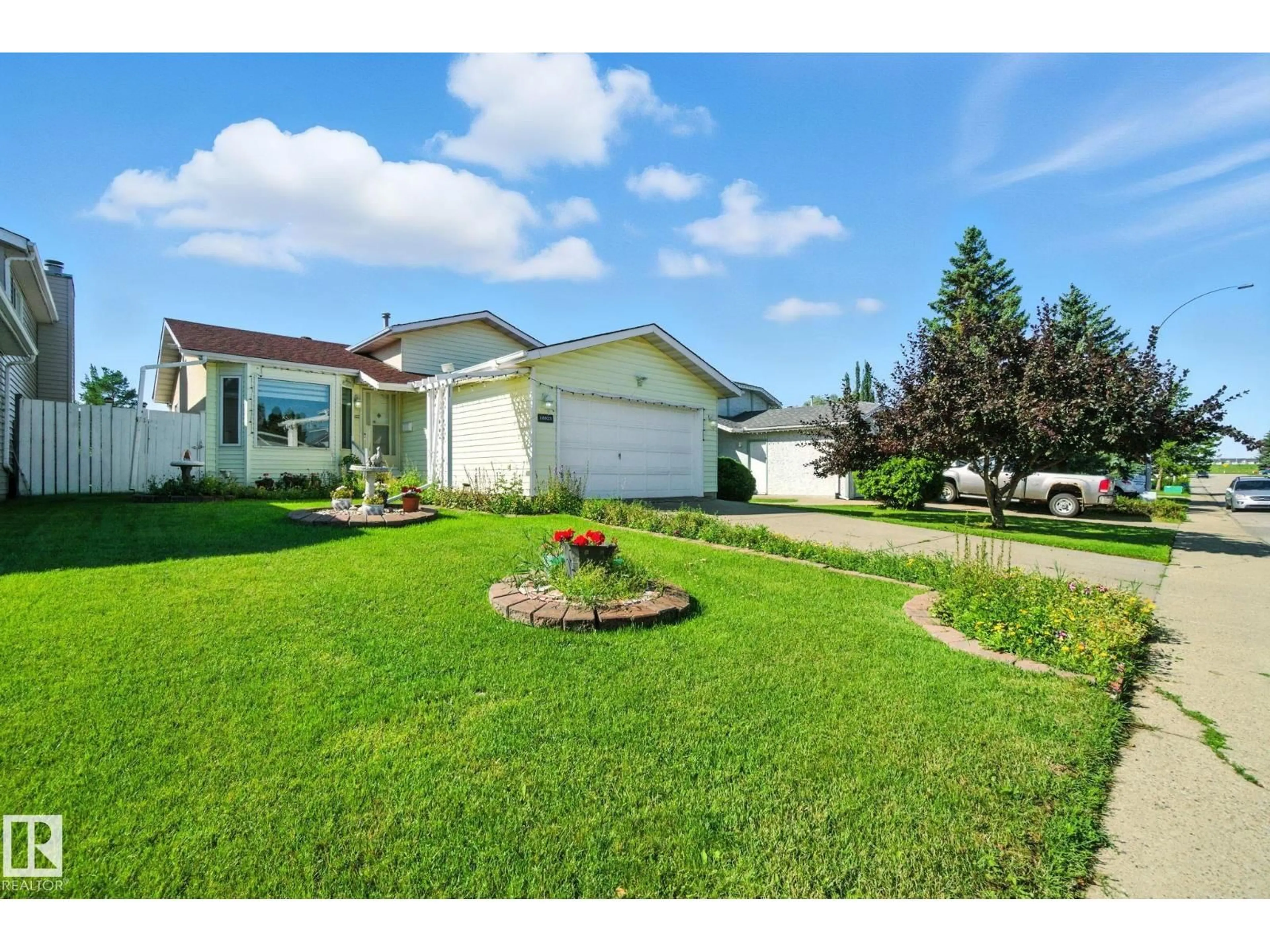 A pic from outside/outdoor area/front of a property/back of a property/a pic from drone, street for 18923 70 AV, Edmonton Alberta T5T5E4