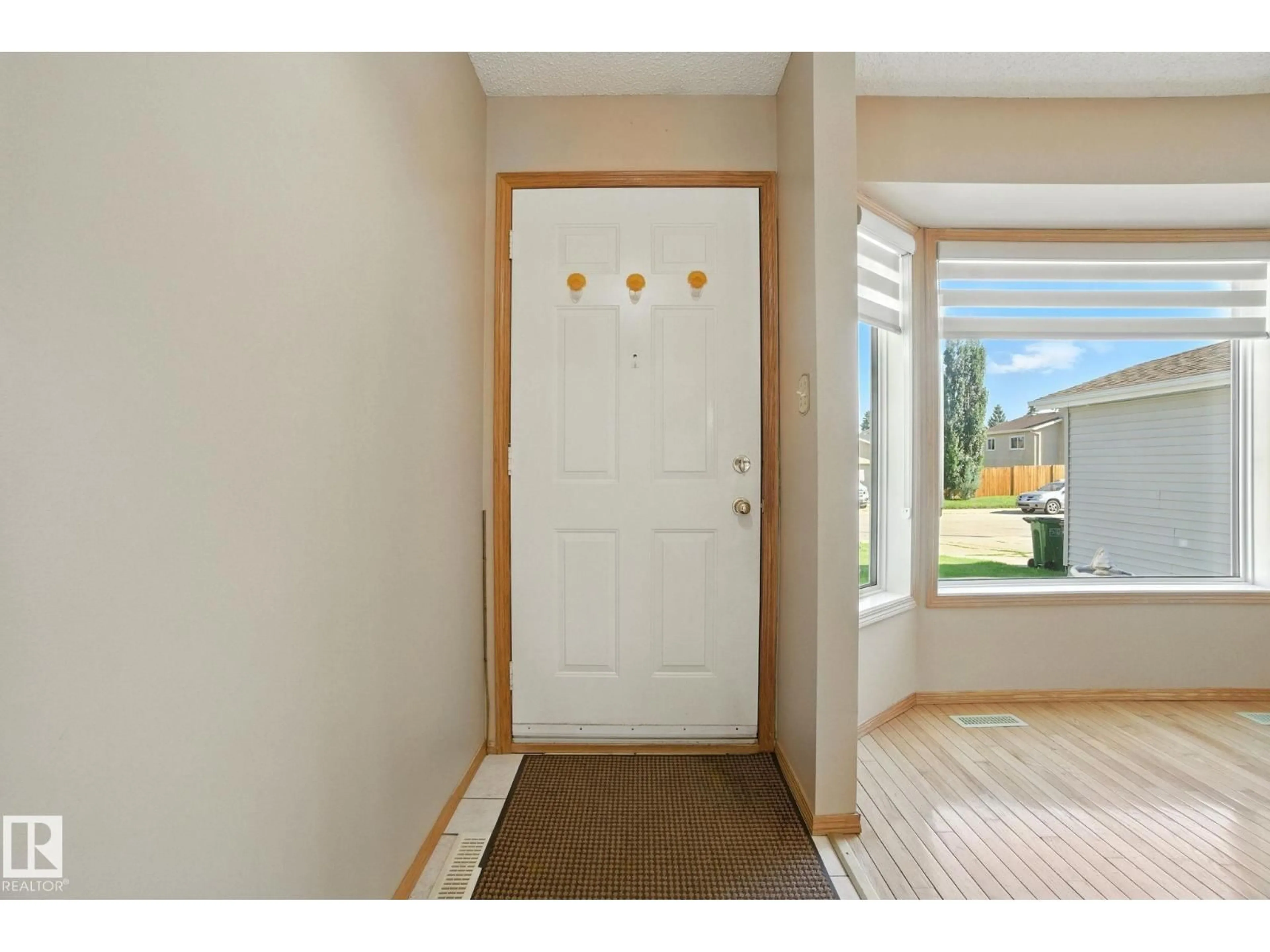Indoor entryway for 18923 70 AV, Edmonton Alberta T5T5E4