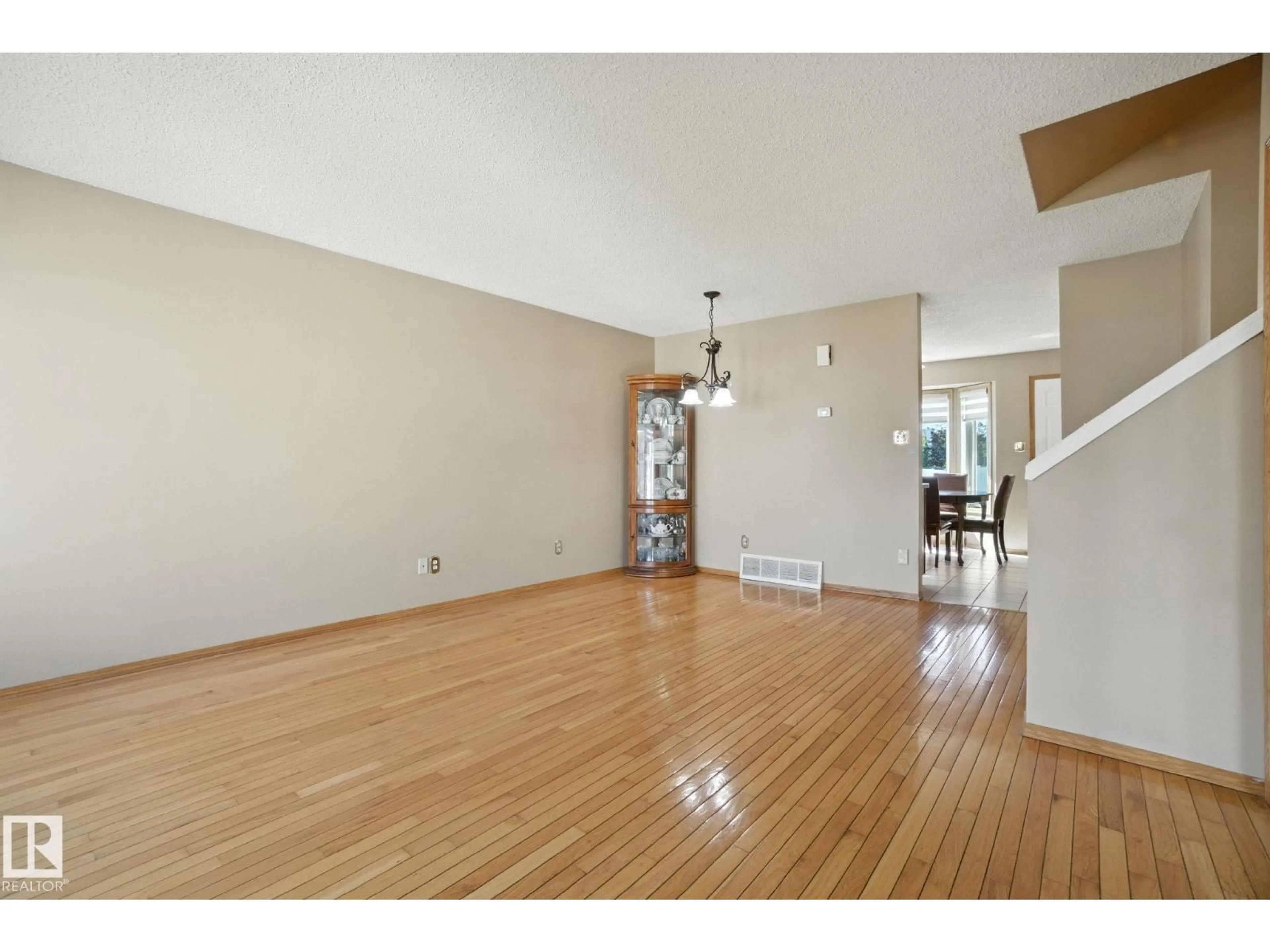 Unknown for 18923 70 AV, Edmonton Alberta T5T5E4