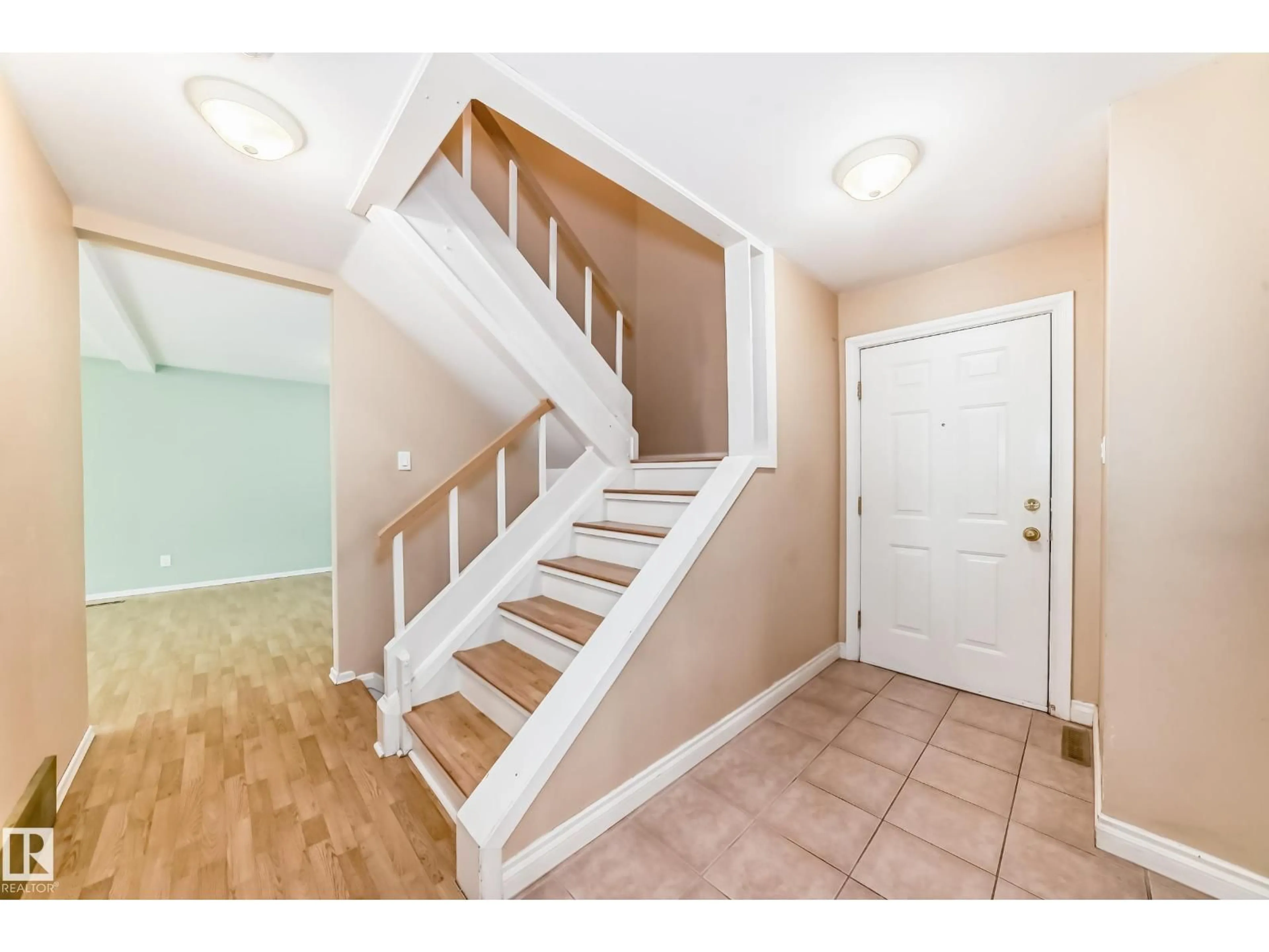 Indoor entryway for 16 SCARBORO PL, St. Albert Alberta T8N0H8