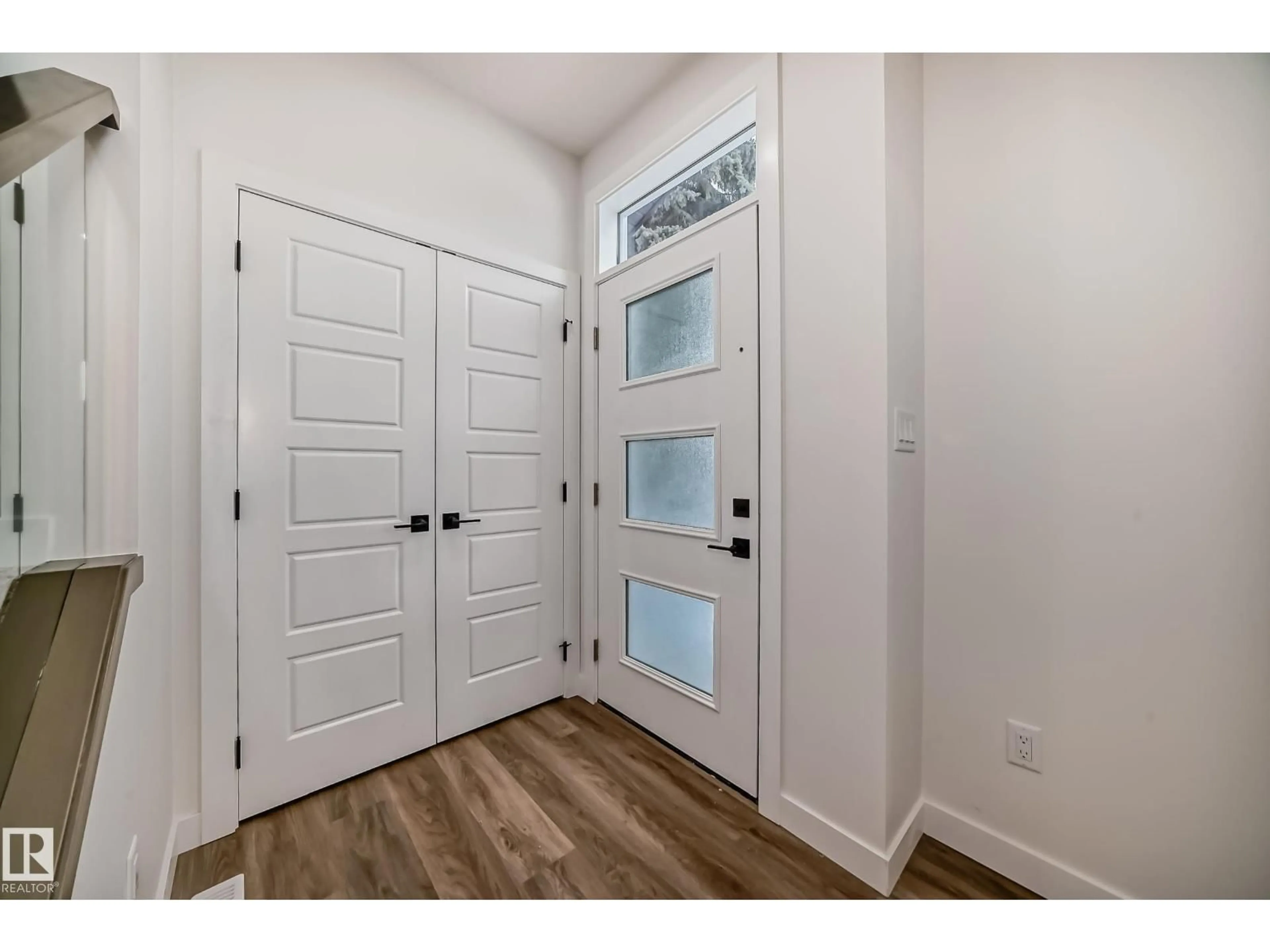 Indoor entryway for 2 - 12122 43 ST, Edmonton Alberta T5W2R1