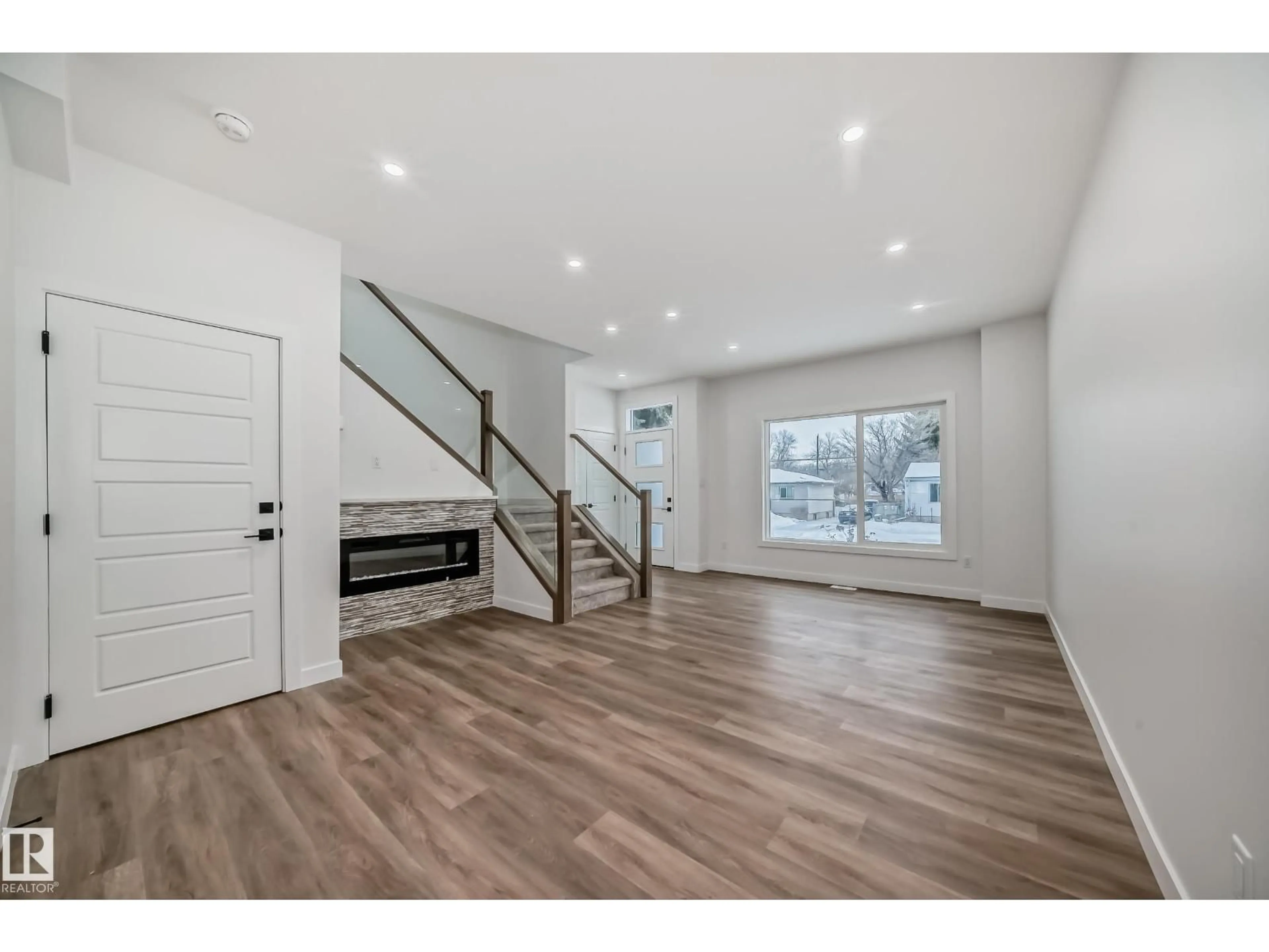 Indoor entryway for 2 - 12122 43 ST, Edmonton Alberta T5W2R1