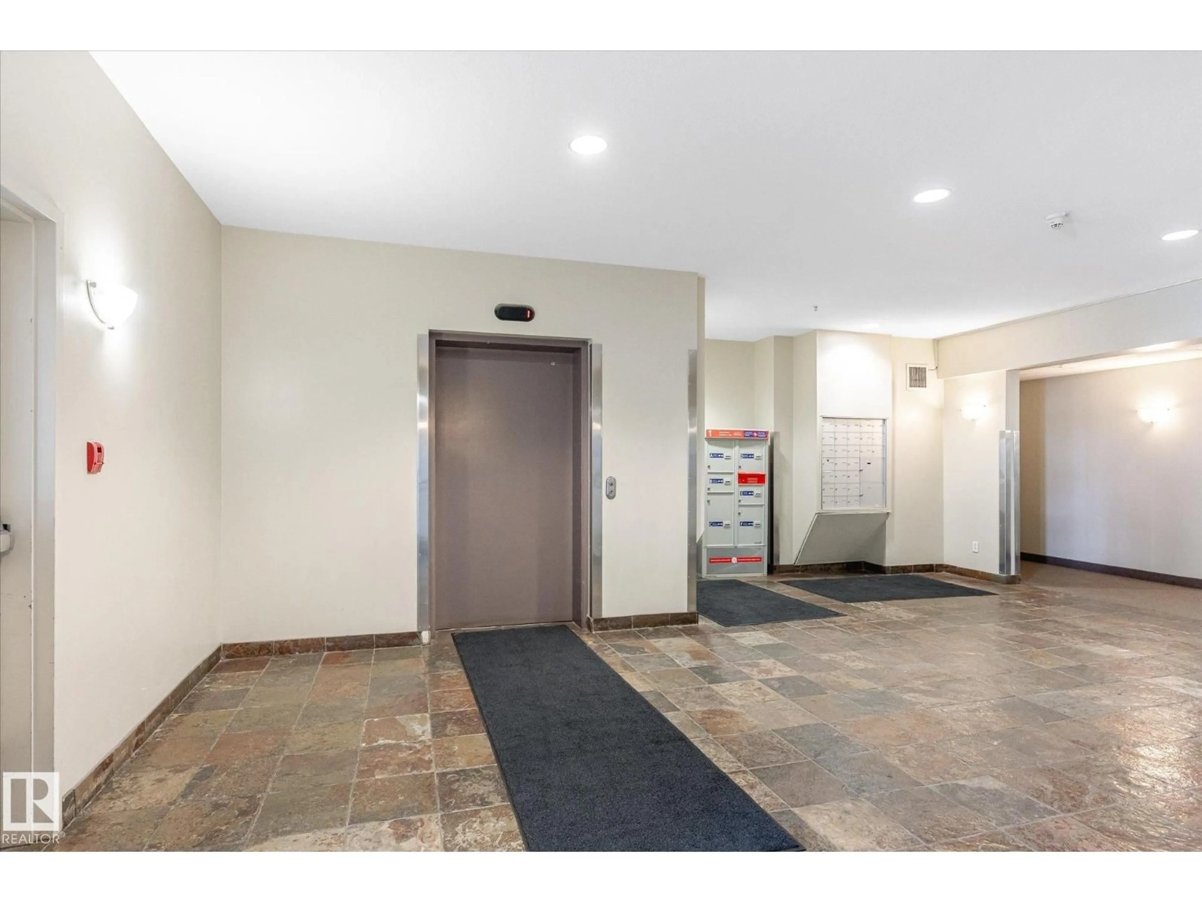Indoor foyer for 224 - 4304 139 AV NW, Edmonton Alberta T5Y2Y2