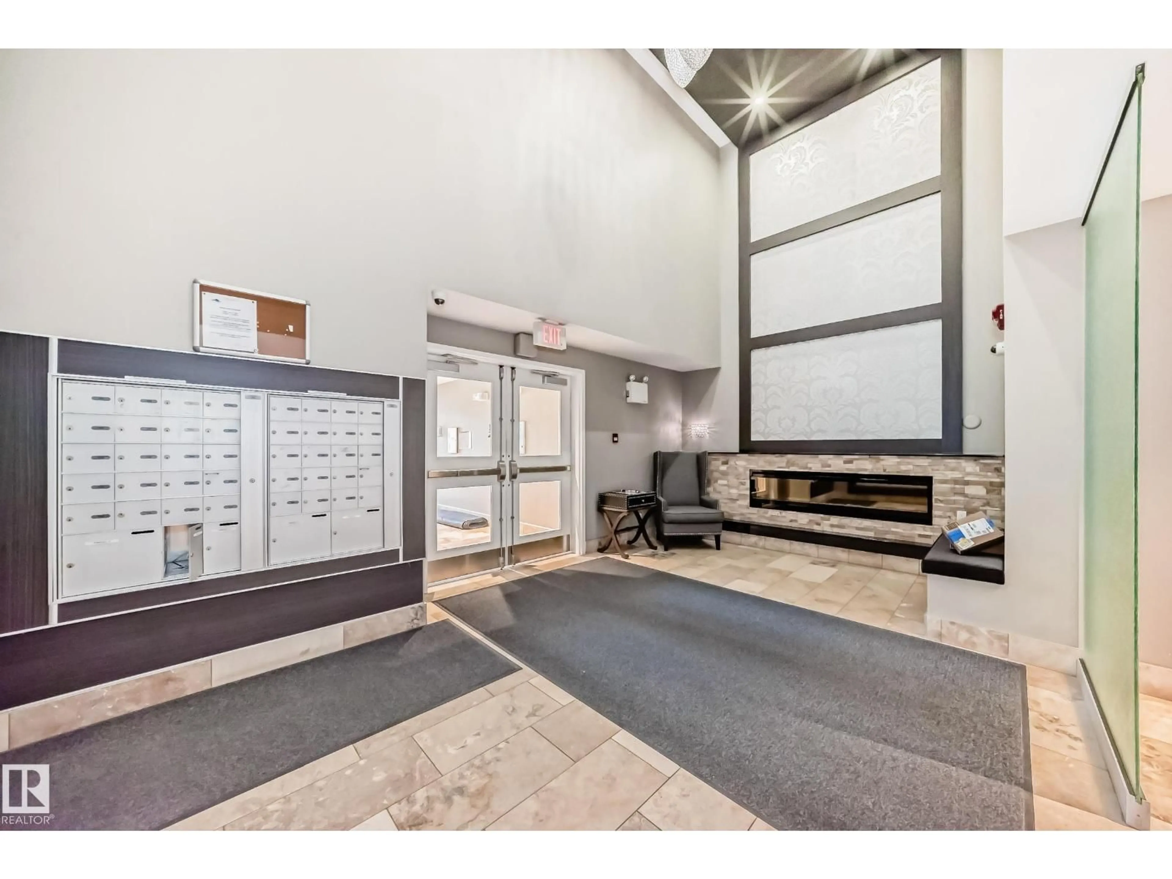 Indoor foyer for 205 11710 87 AV, Edmonton Alberta T6G0Y3
