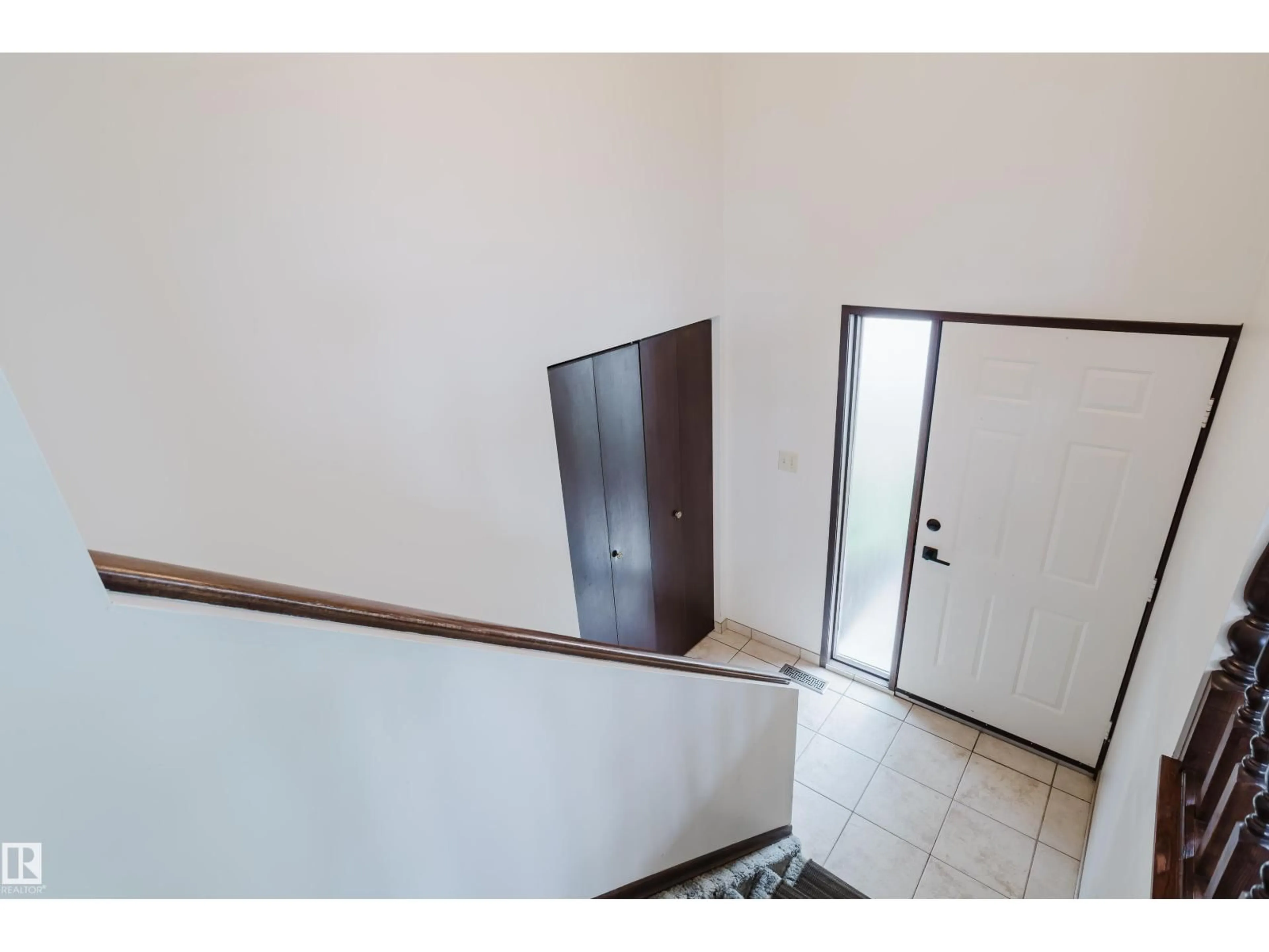 Indoor foyer for 15206 103 AV NW, Edmonton Alberta T5P4T7
