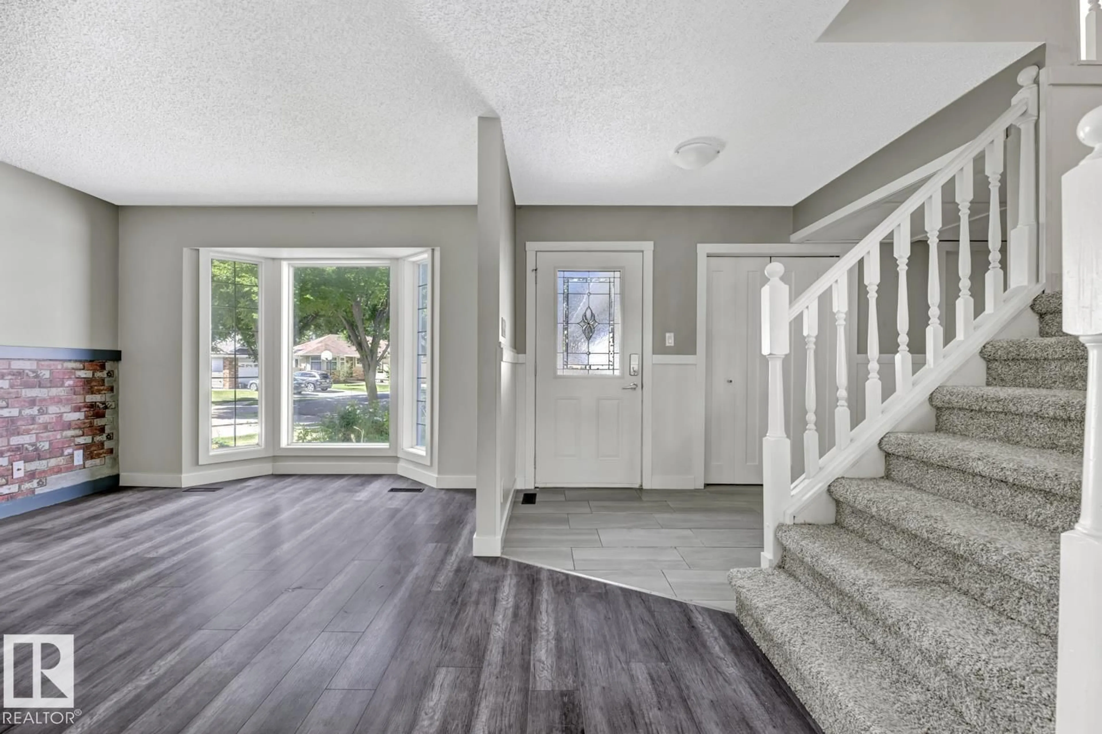 Indoor entryway for 11 AINSLEY PL, St. Albert Alberta T8N5V8