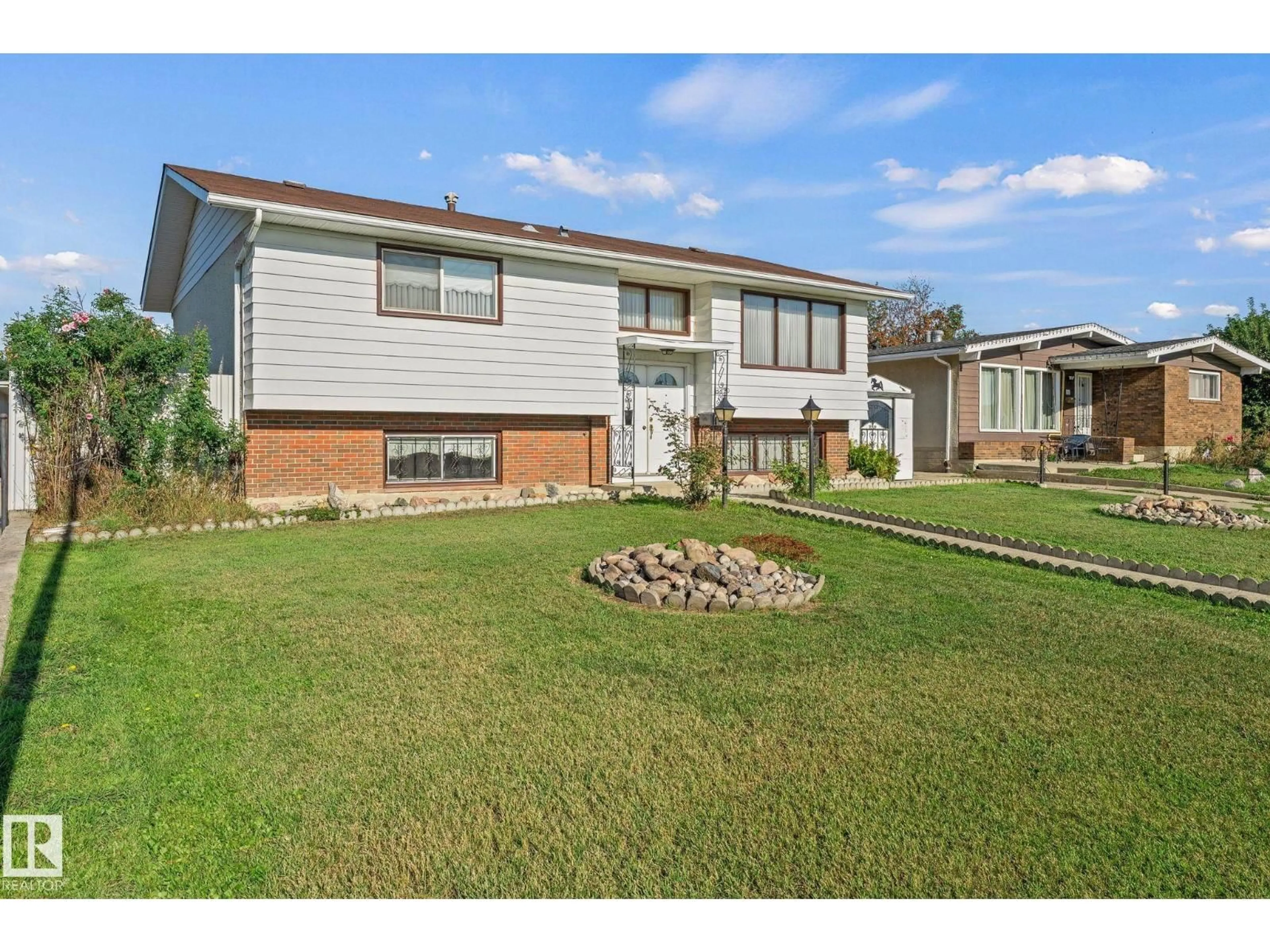 A pic from outside/outdoor area/front of a property/back of a property/a pic from drone, street for 13820 86 ST, Edmonton Alberta T5E3C1