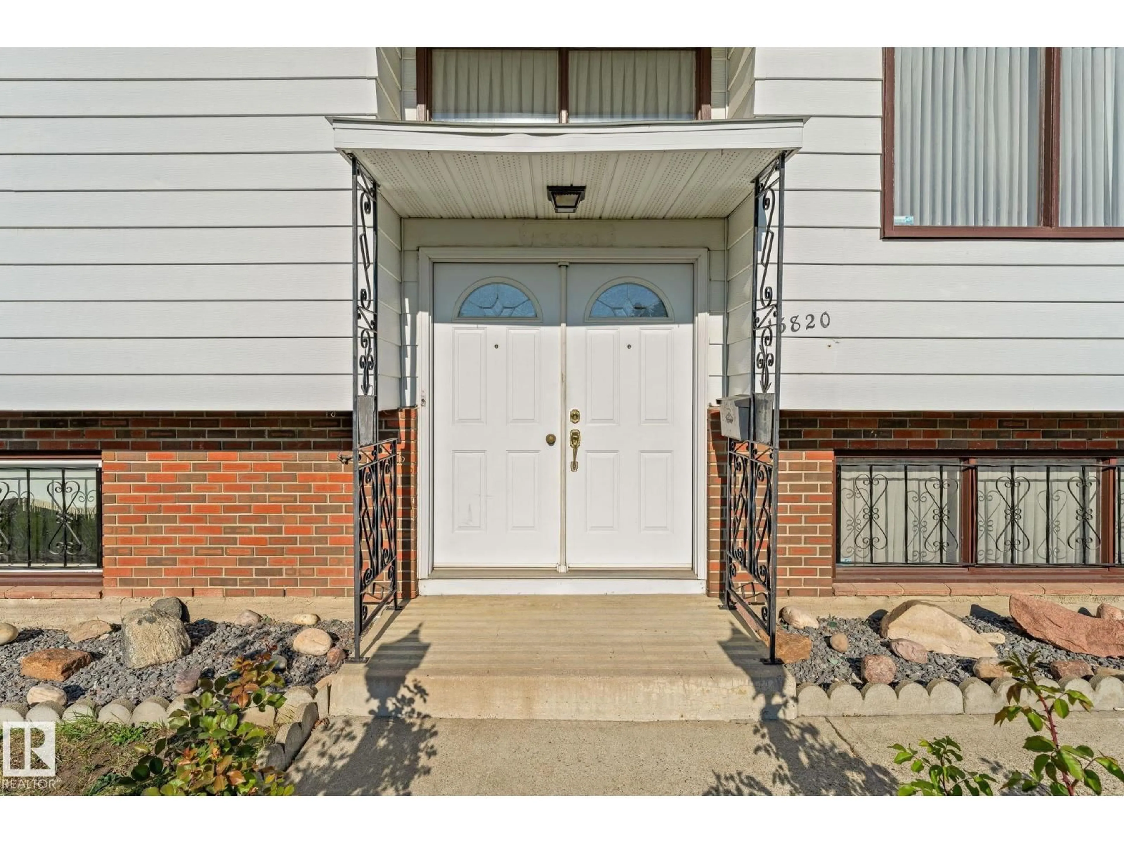 Indoor entryway for 13820 86 ST, Edmonton Alberta T5E3C1