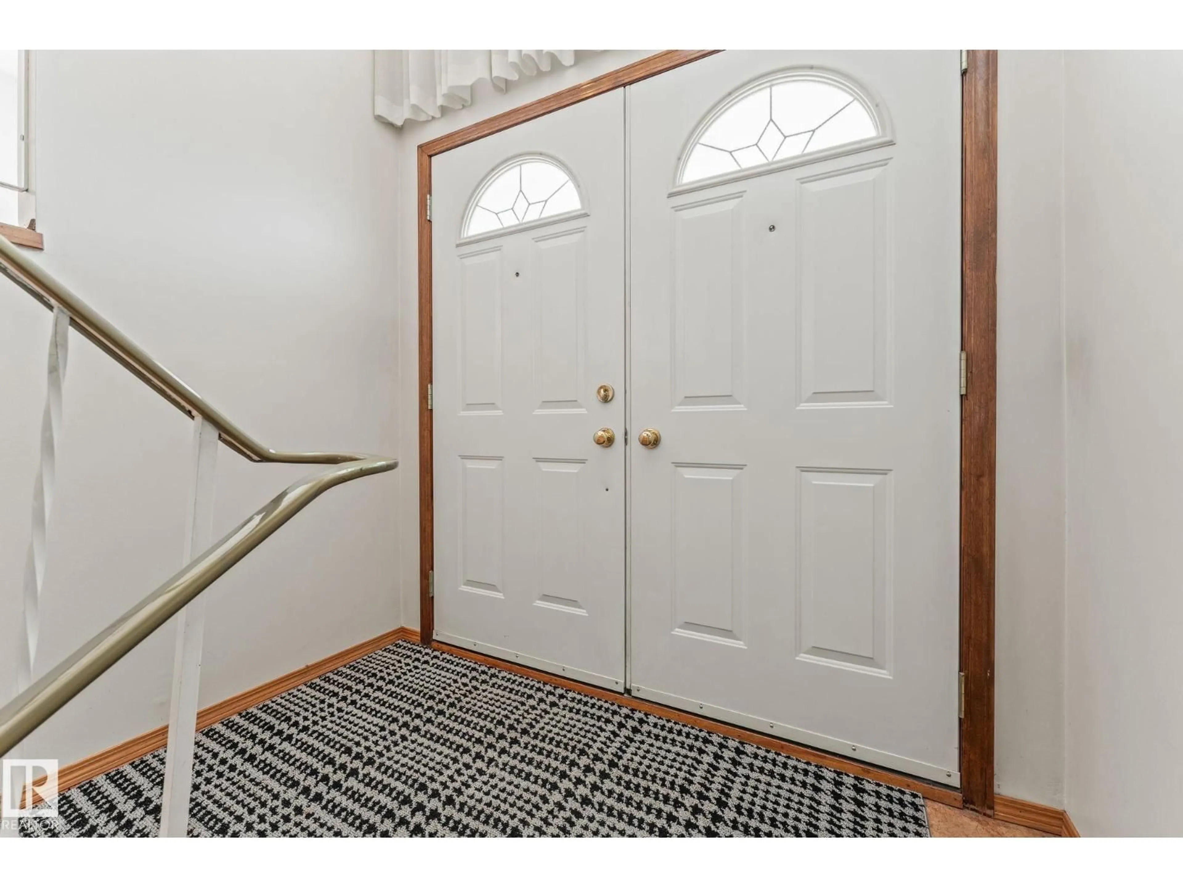 Indoor entryway for 13820 86 ST, Edmonton Alberta T5E3C1
