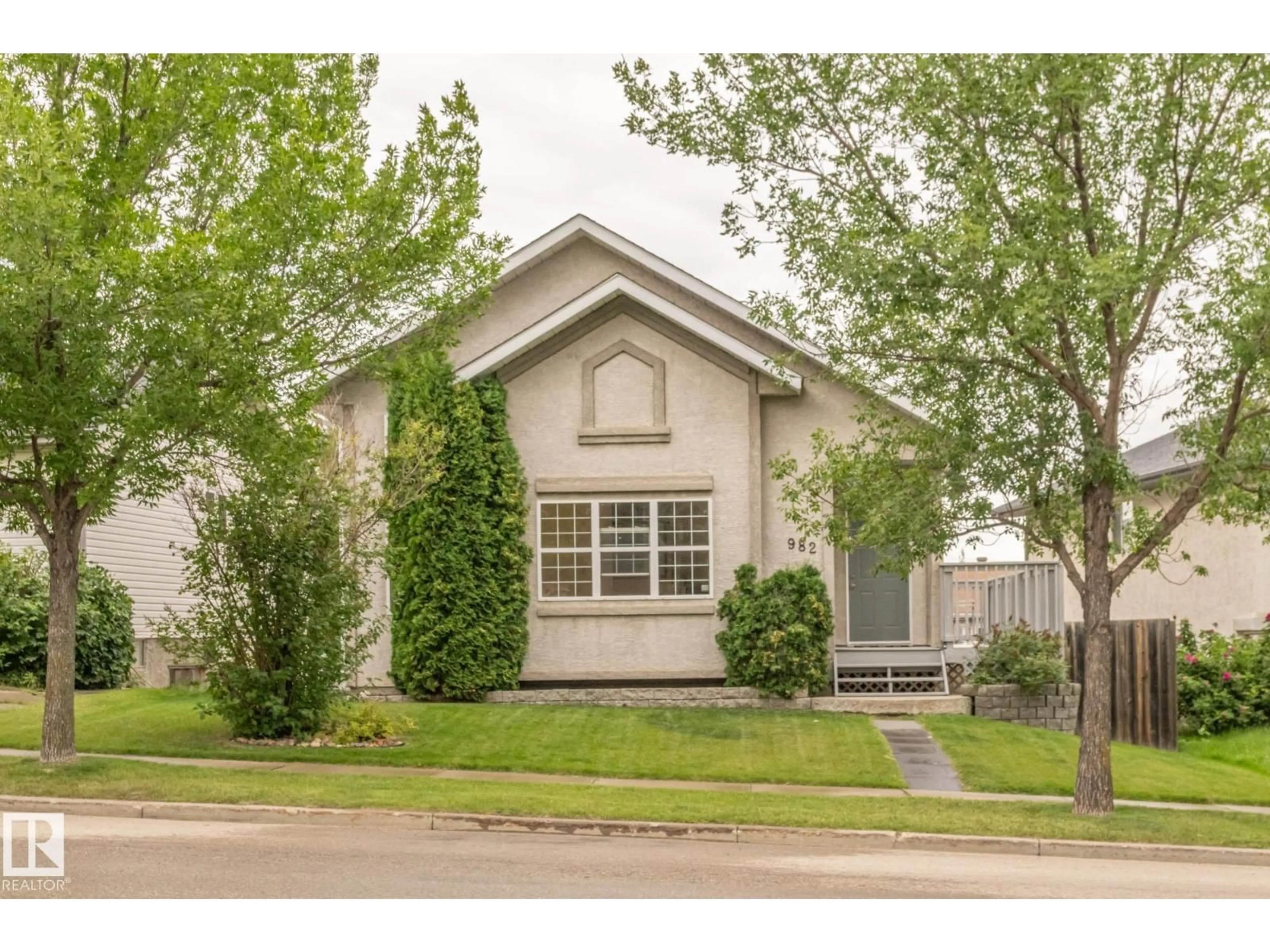 Home with vinyl exterior material, street for 982 JIM COMMON DR, Sherwood Park Alberta T8H1V1