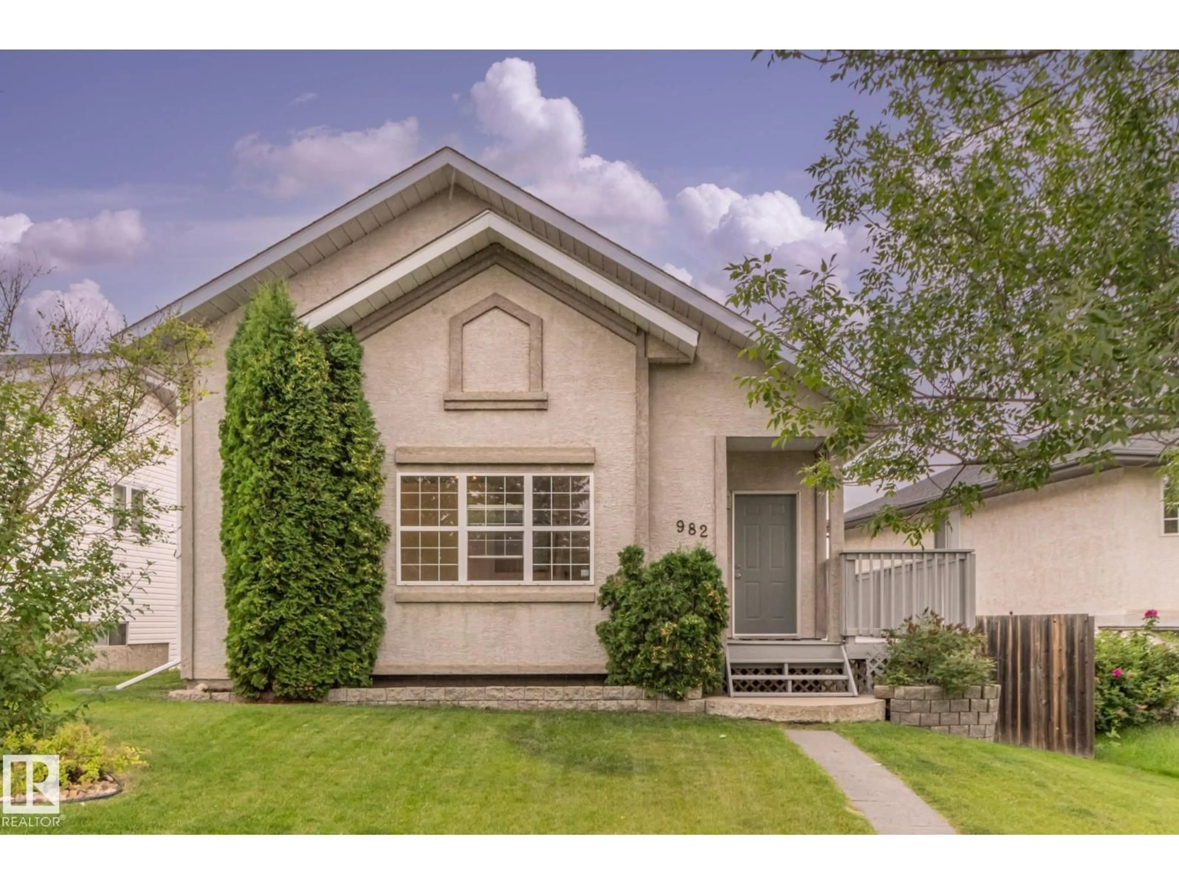 Home with vinyl exterior material, street for 982 JIM COMMON DR, Sherwood Park Alberta T8H1V1