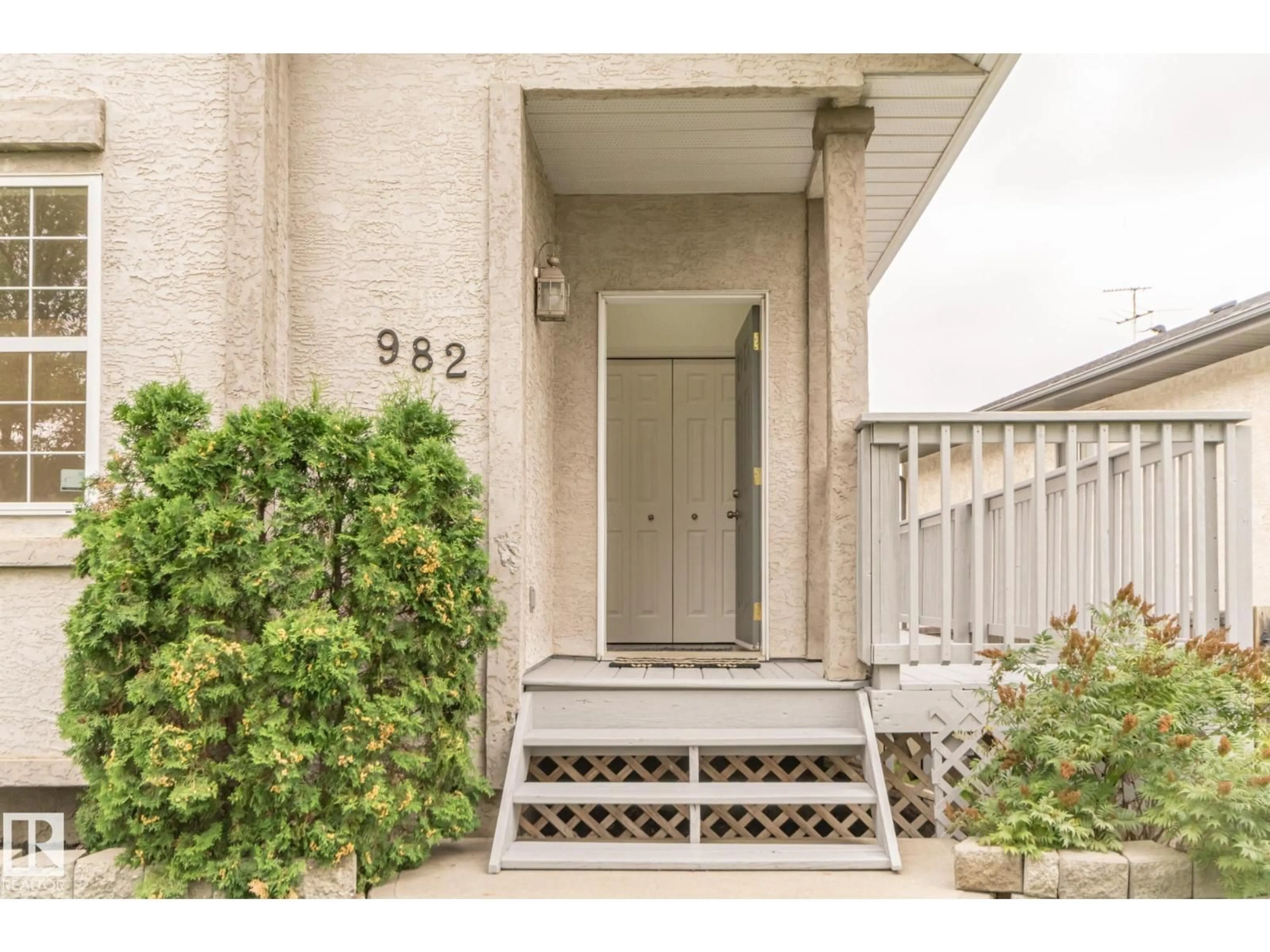 Indoor entryway for 982 JIM COMMON DR, Sherwood Park Alberta T8H1V1