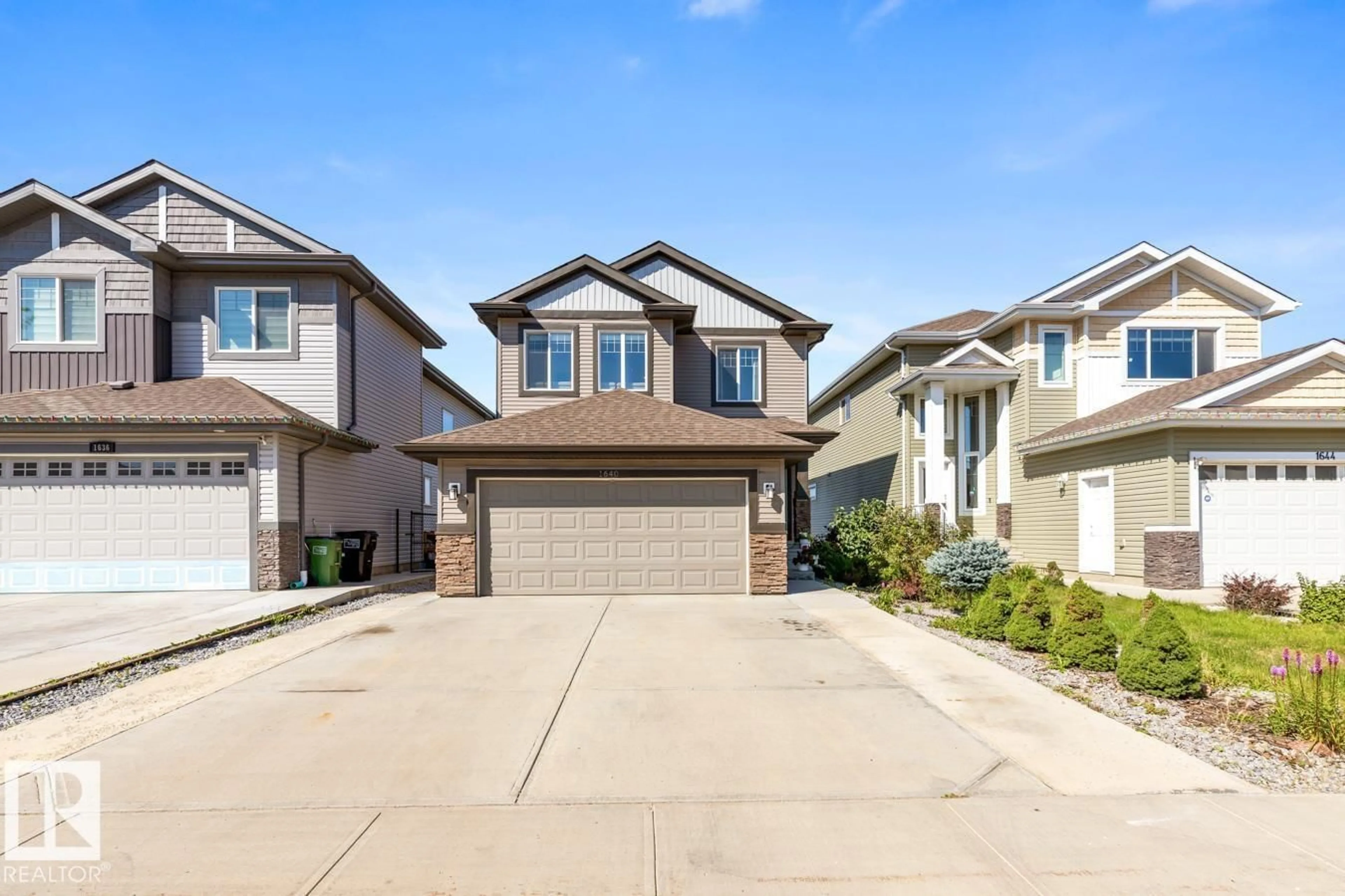 Home with vinyl exterior material, street for NW - 1640 25 ST, Edmonton Alberta T6T2H6