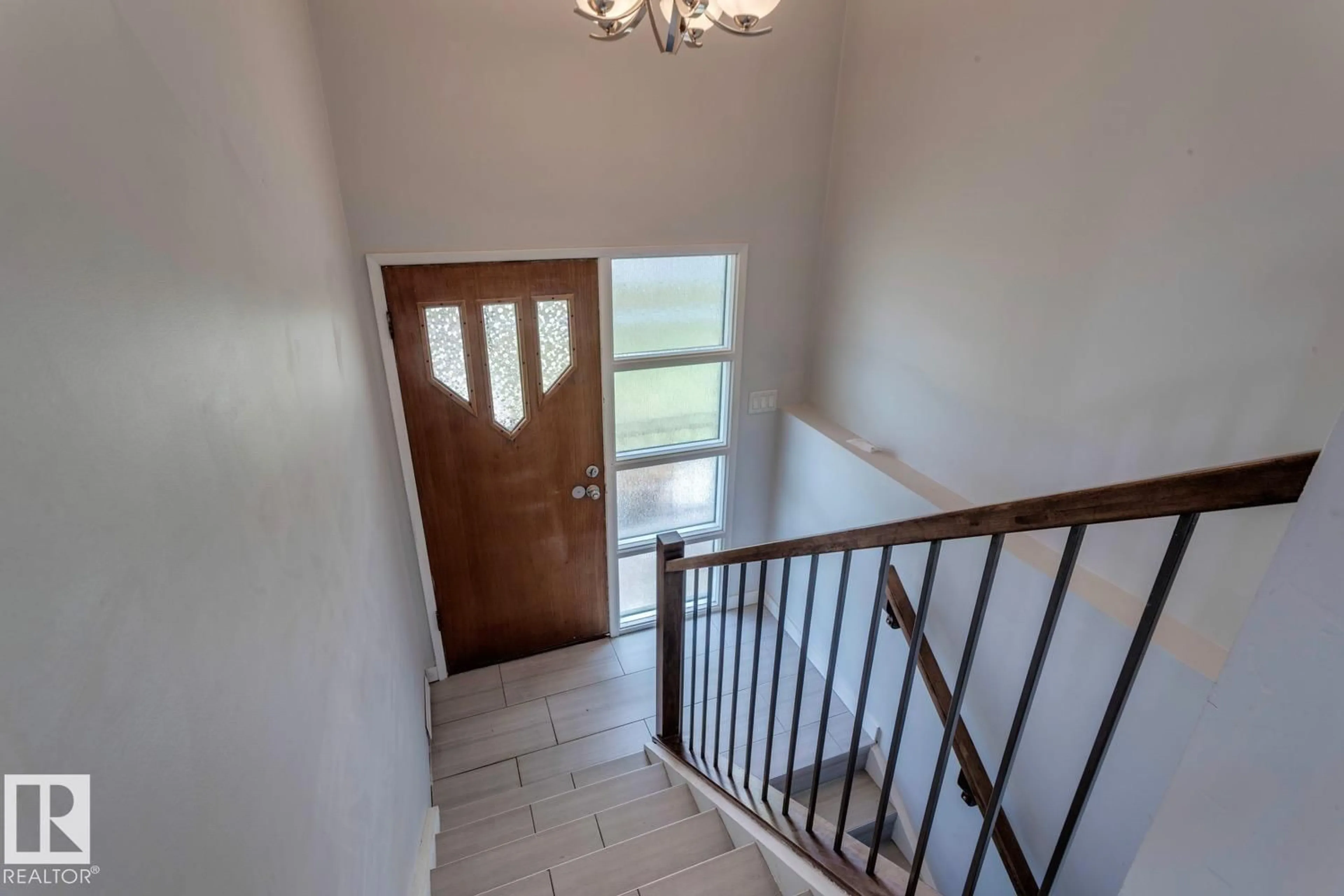 Indoor foyer for NW - 11348 87 ST, Edmonton Alberta T5B3L9