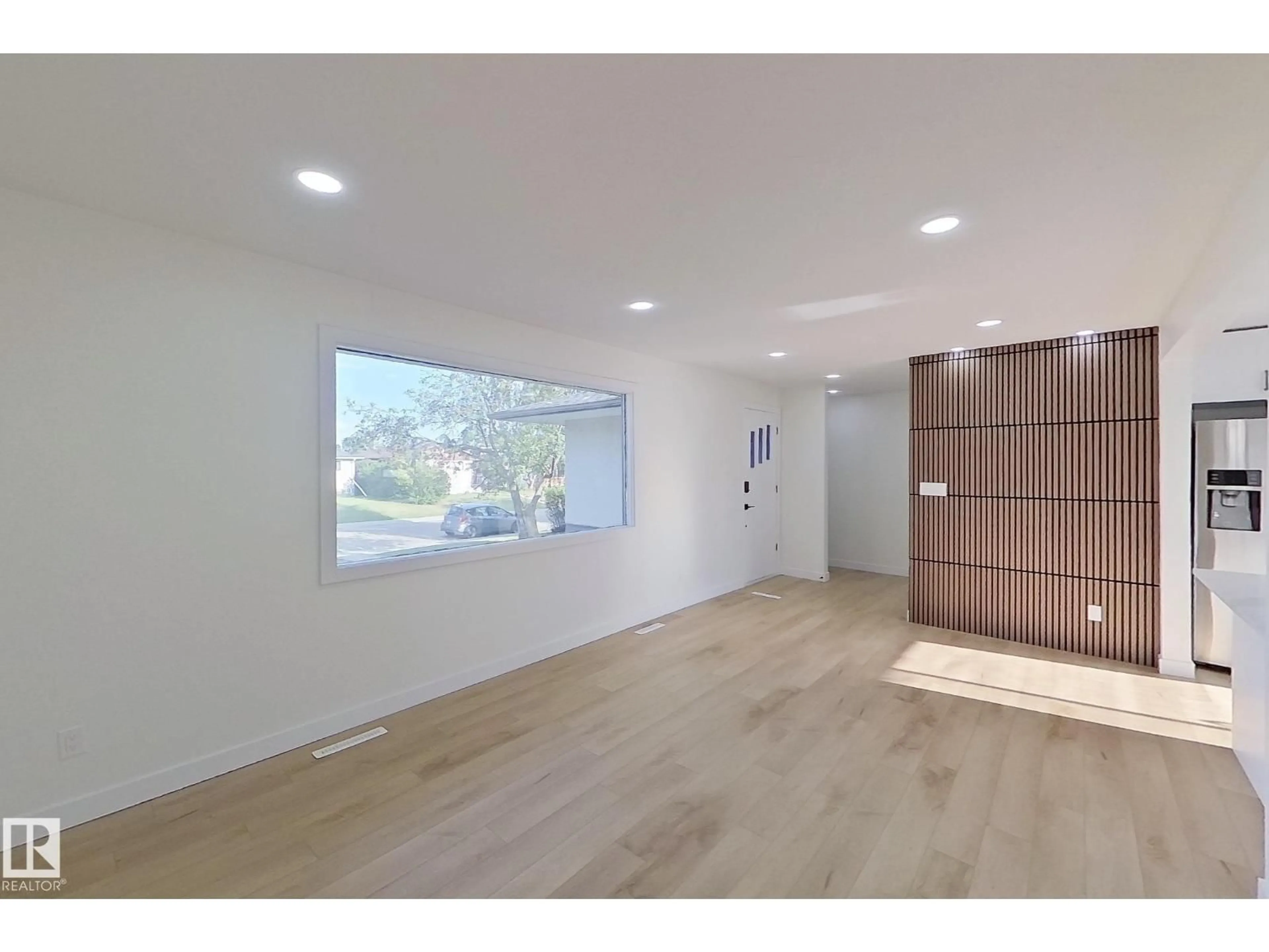 Indoor foyer for 13336 105 ST, Edmonton Alberta T5E4S5
