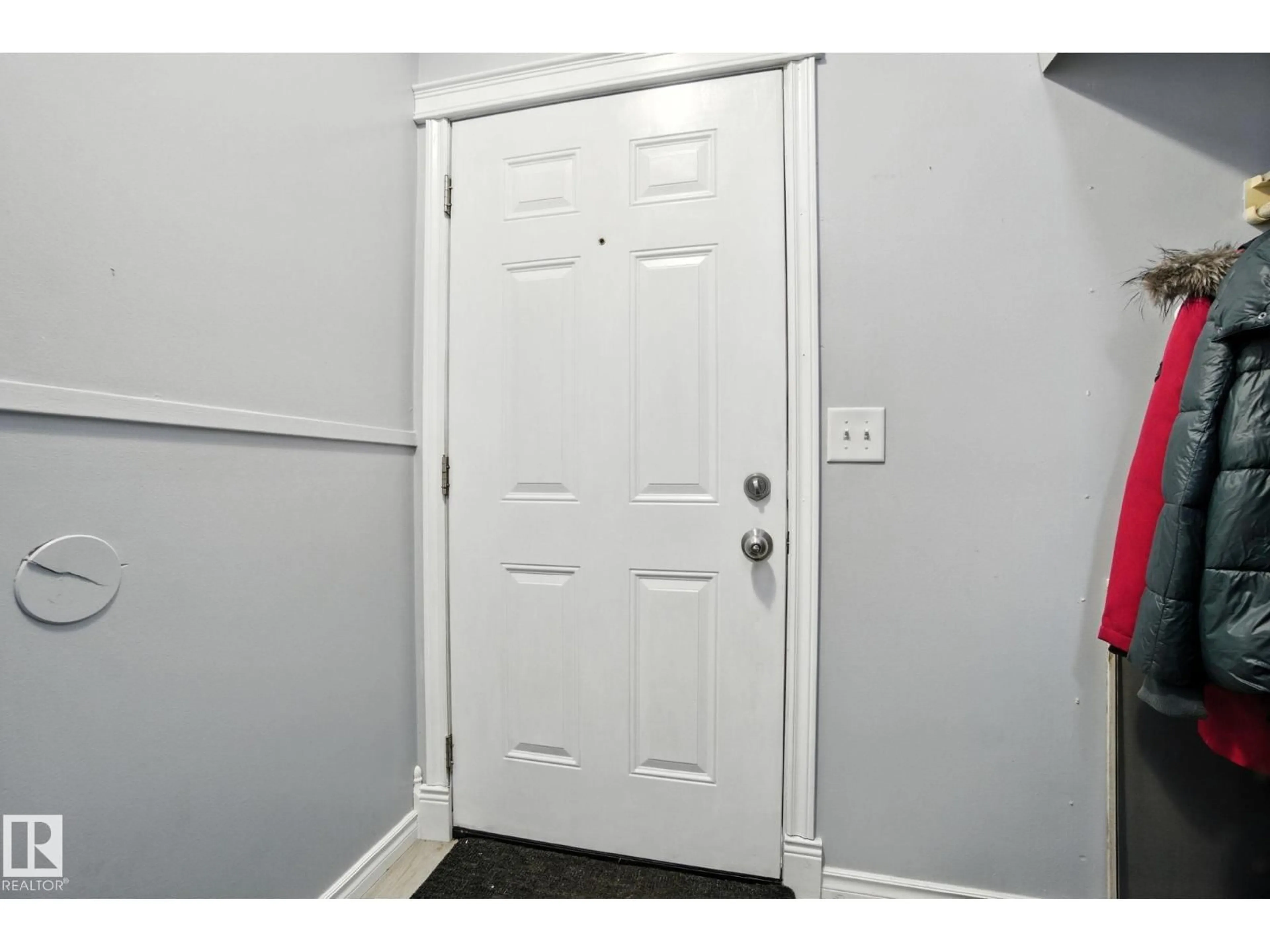 Indoor entryway for 4540 33A AV, Edmonton Alberta T6L4X7