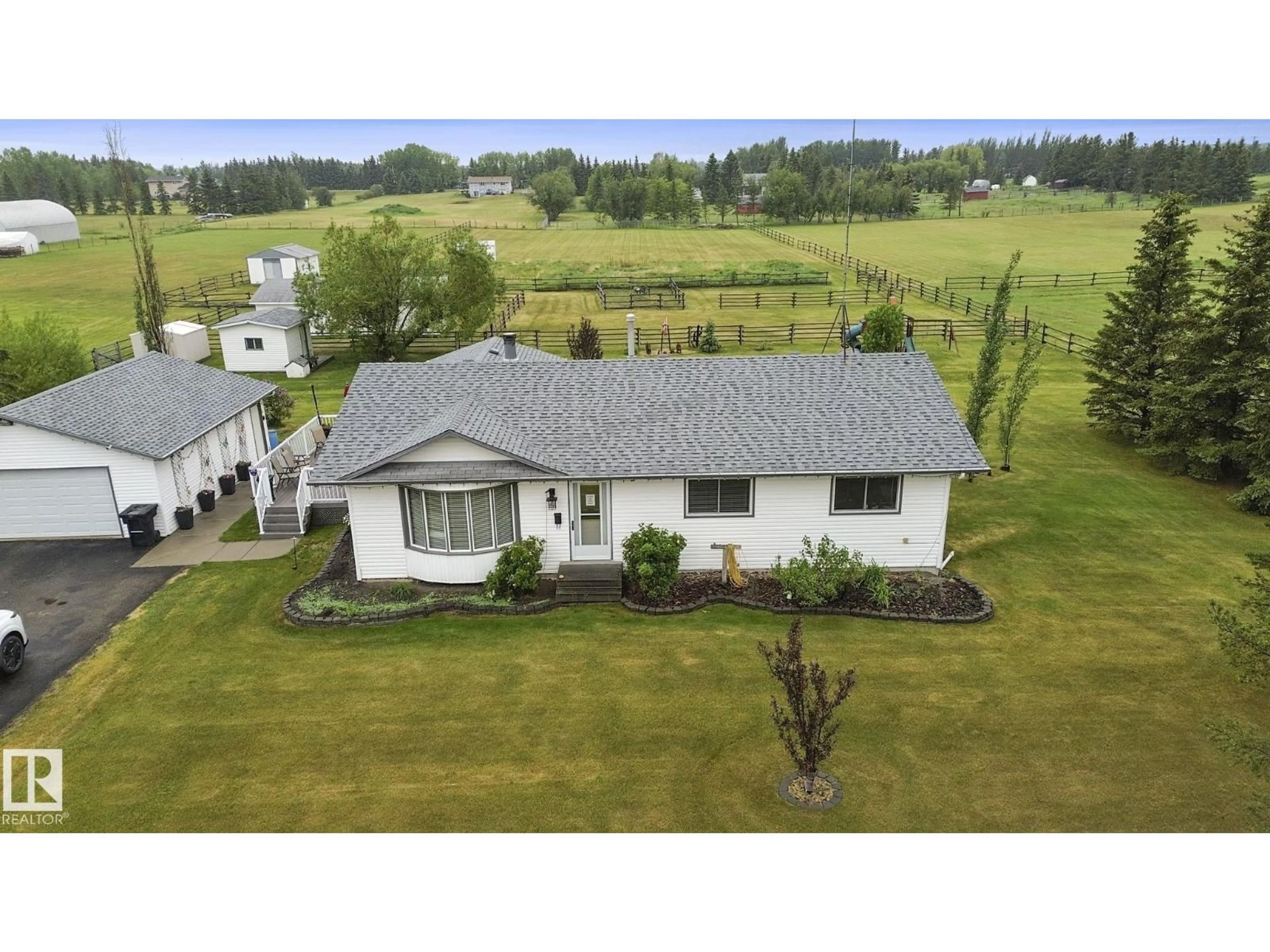 A pic from outside/outdoor area/front of a property/back of a property/a pic from drone, unknown for 52349 - 314 RGE ROAD 222, Rural Strathcona County Alberta T8C1A4