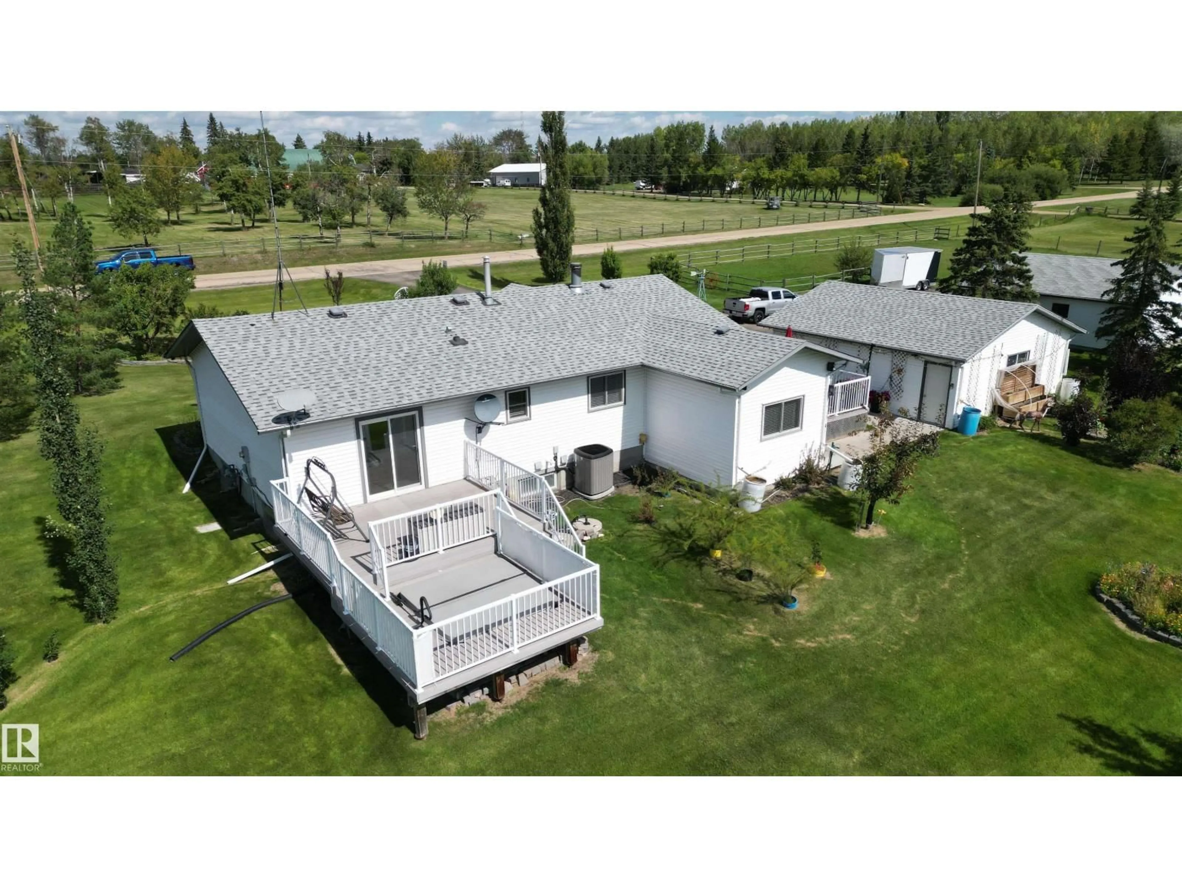 A pic from outside/outdoor area/front of a property/back of a property/a pic from drone, building for 52349 - 314 RGE ROAD 222, Rural Strathcona County Alberta T8C1A4