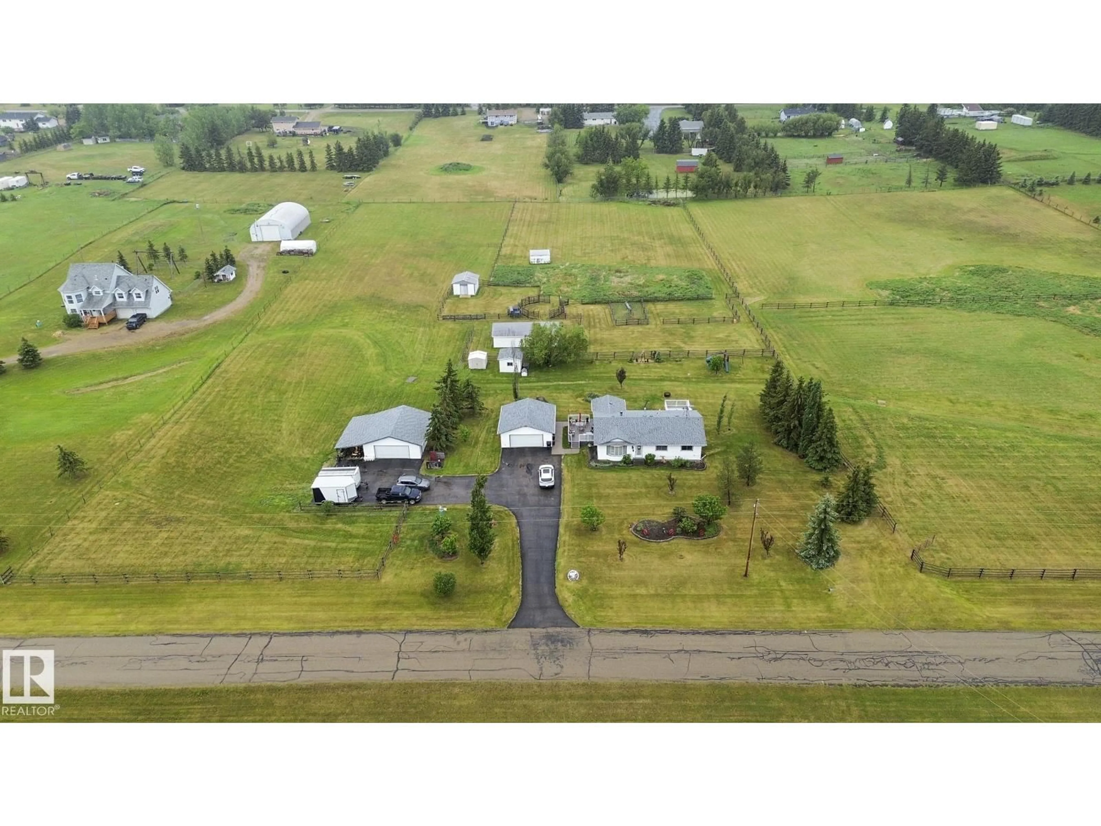 A pic from outside/outdoor area/front of a property/back of a property/a pic from drone, unknown for 52349 - 314 RGE ROAD 222, Rural Strathcona County Alberta T8C1A4