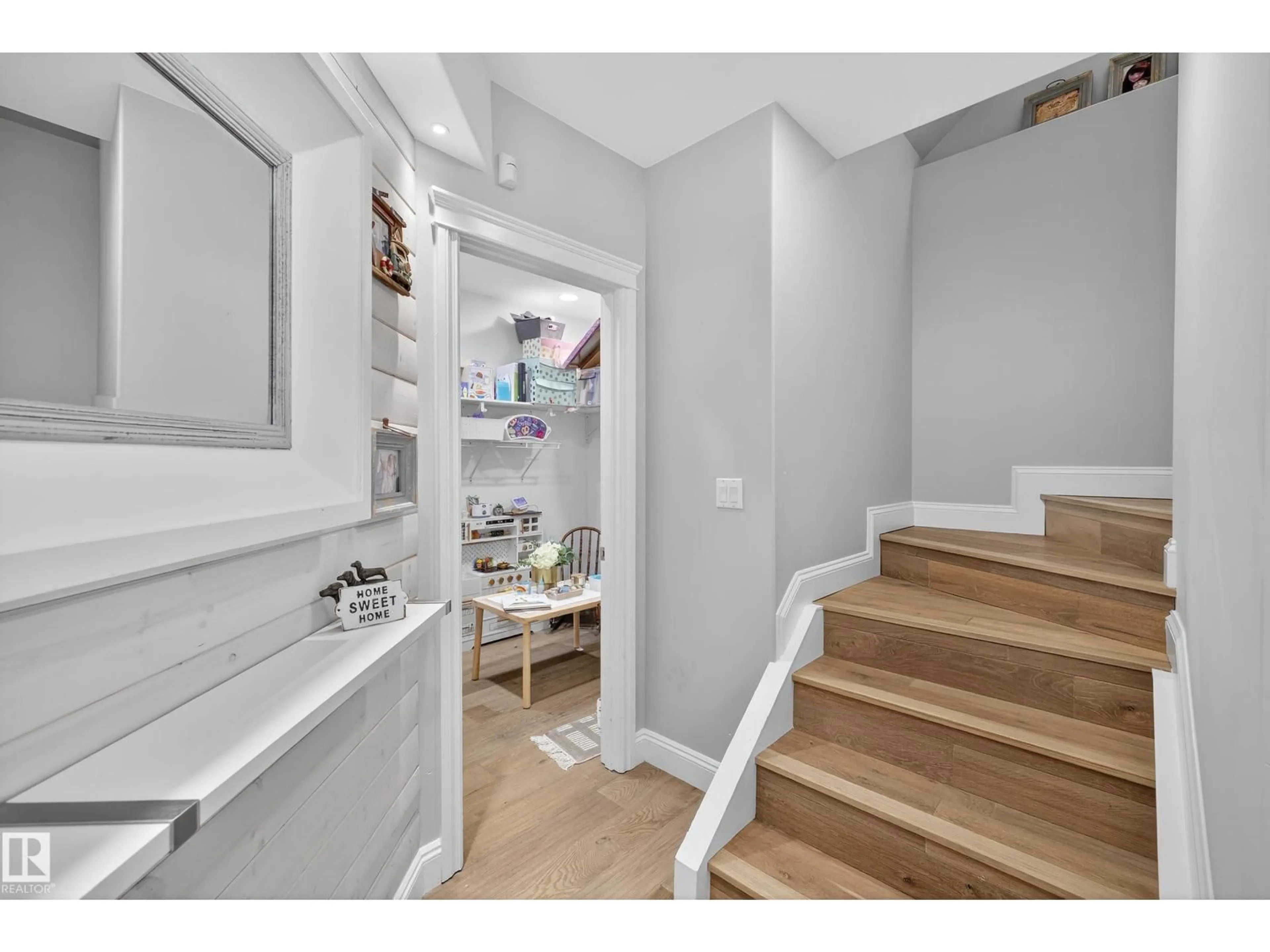 Indoor entryway for 6167 STINSON WY, Edmonton Alberta T6R0K3