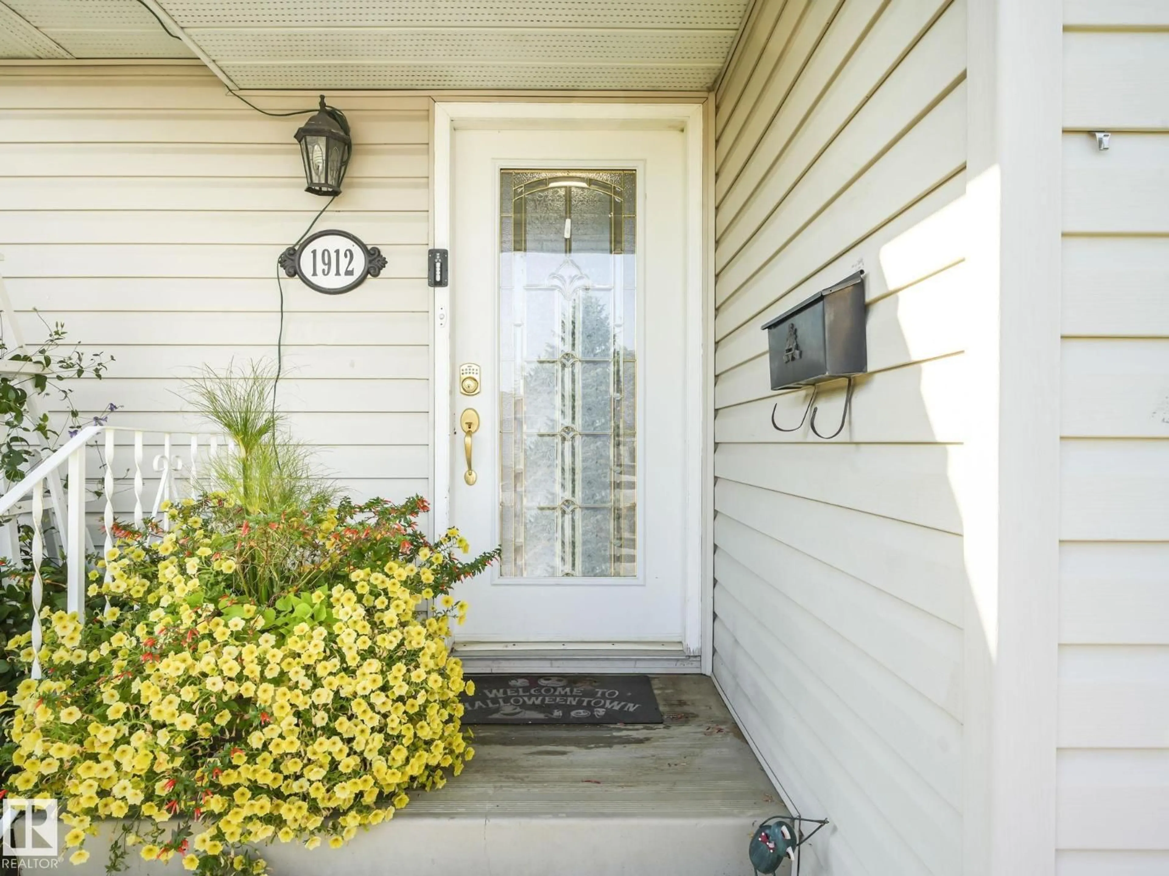 Indoor entryway for 1912 LAKEWOOD RD, Edmonton Alberta T6K3W8