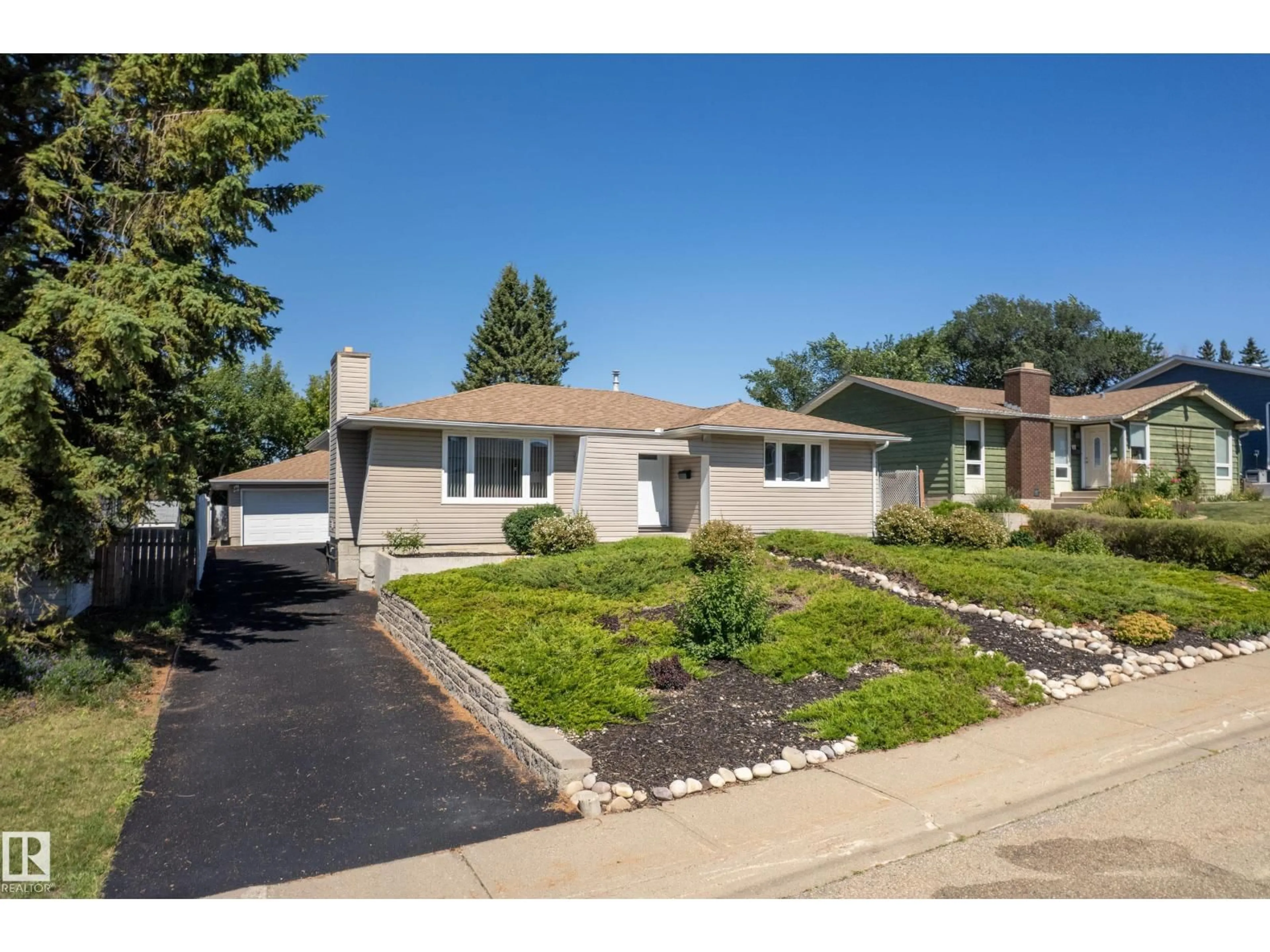 Home with vinyl exterior material, street for 8 GRAVENHURST CR, Sherwood Park Alberta T8A3C4