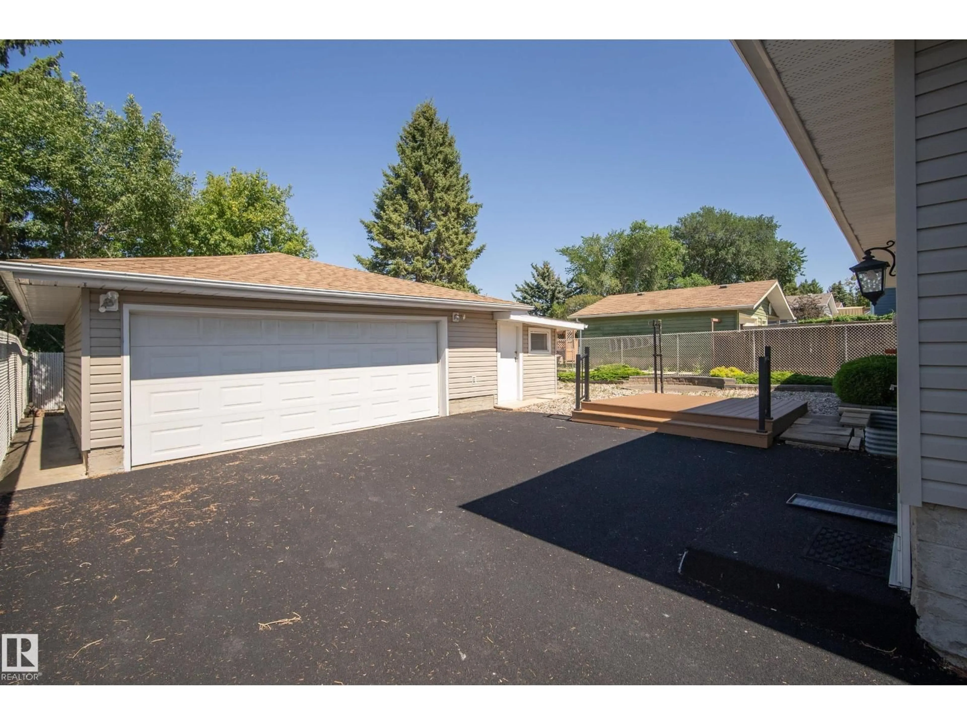 Indoor garage for 8 GRAVENHURST CR, Sherwood Park Alberta T8A3C4