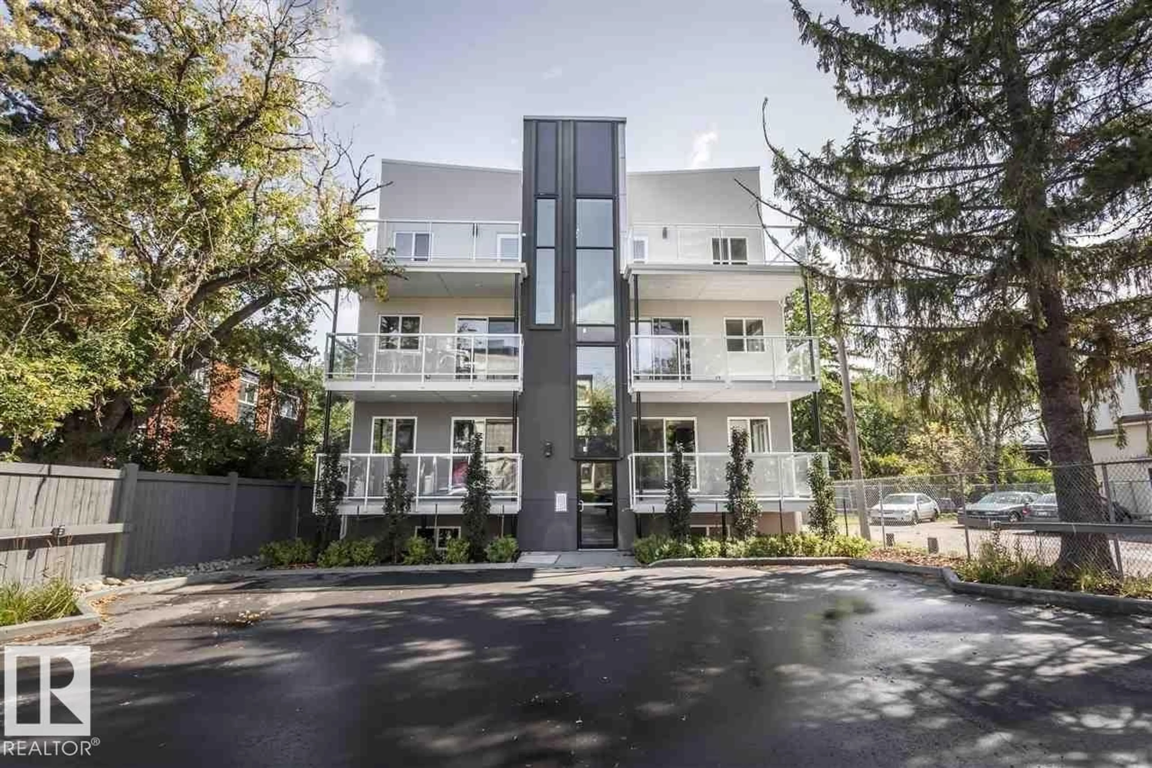 Patio, building for 201 - 10736 116 ST, Edmonton Alberta T5H3M2