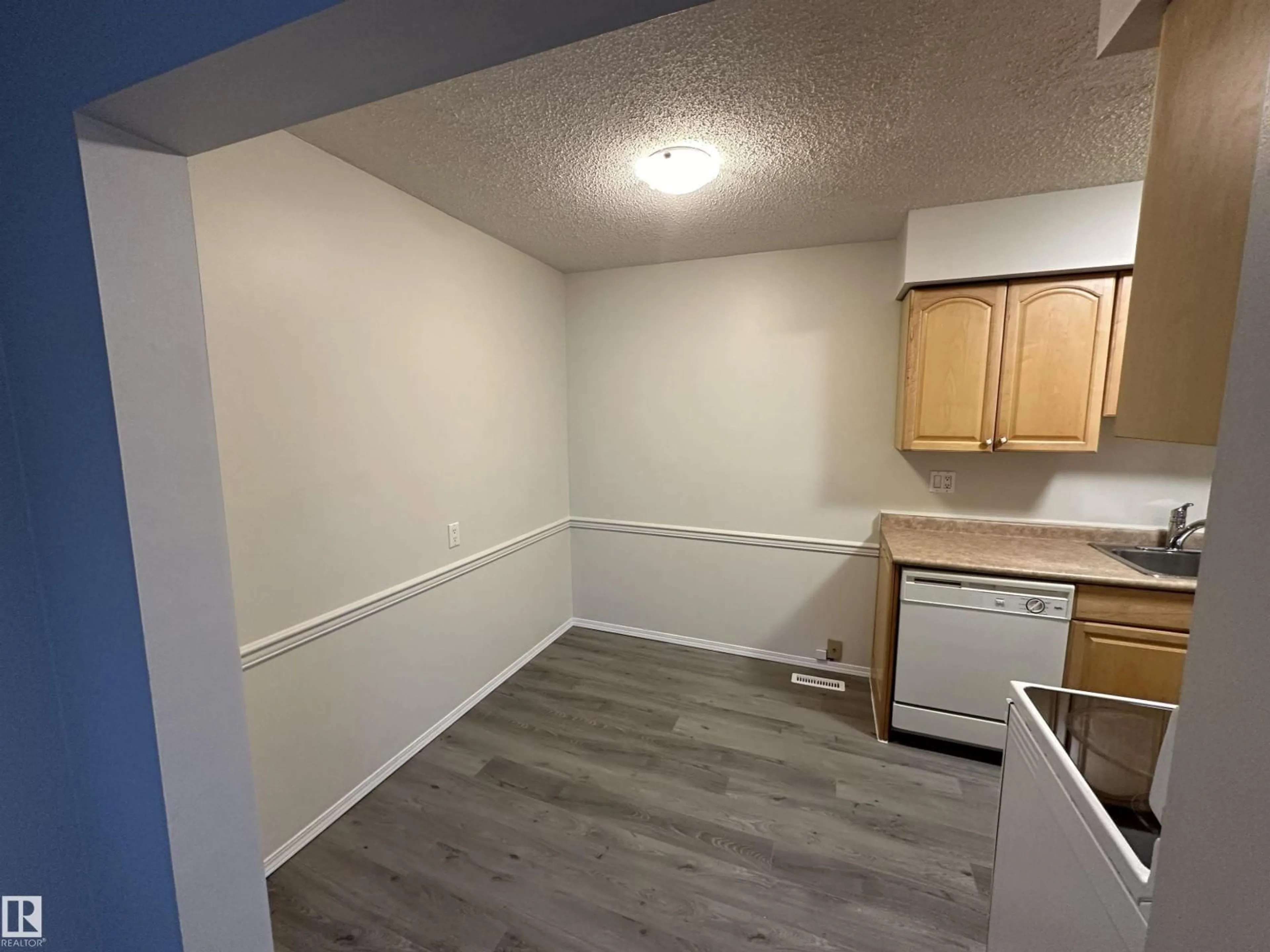 A pic of a room for #5 - 14130 80 ST, Edmonton Alberta T5C1L6