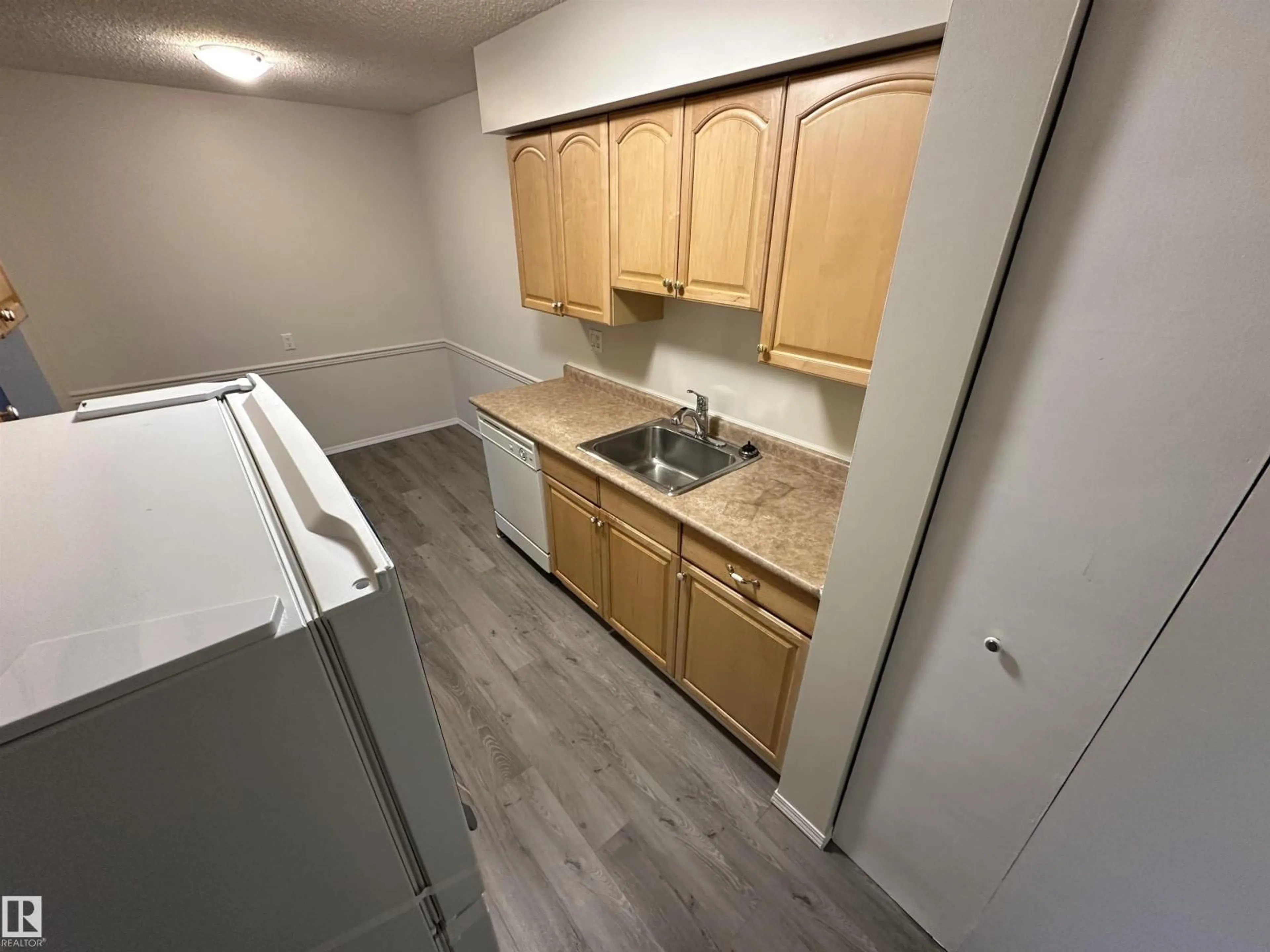Standard kitchen, unknown for #5 - 14130 80 ST, Edmonton Alberta T5C1L6