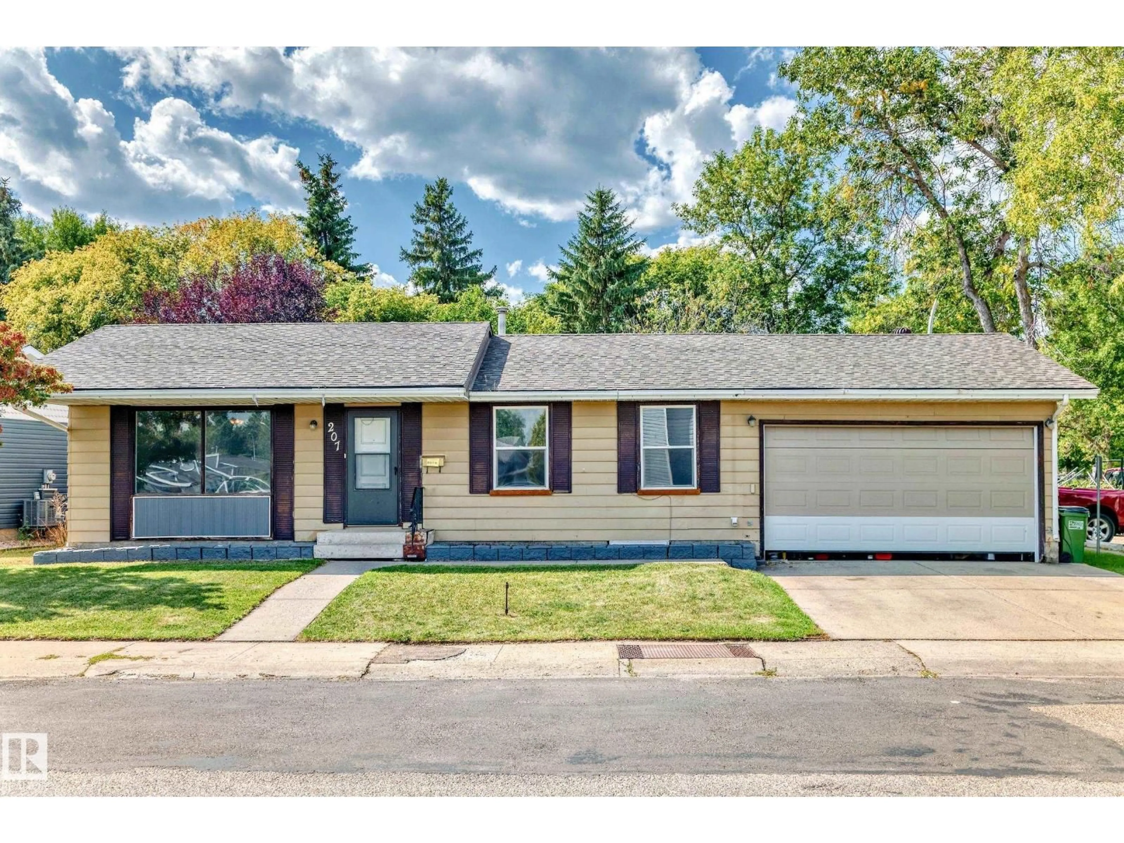 Home with vinyl exterior material, street for 207 HOMESTEAD CR, Edmonton Alberta T5A2Y2