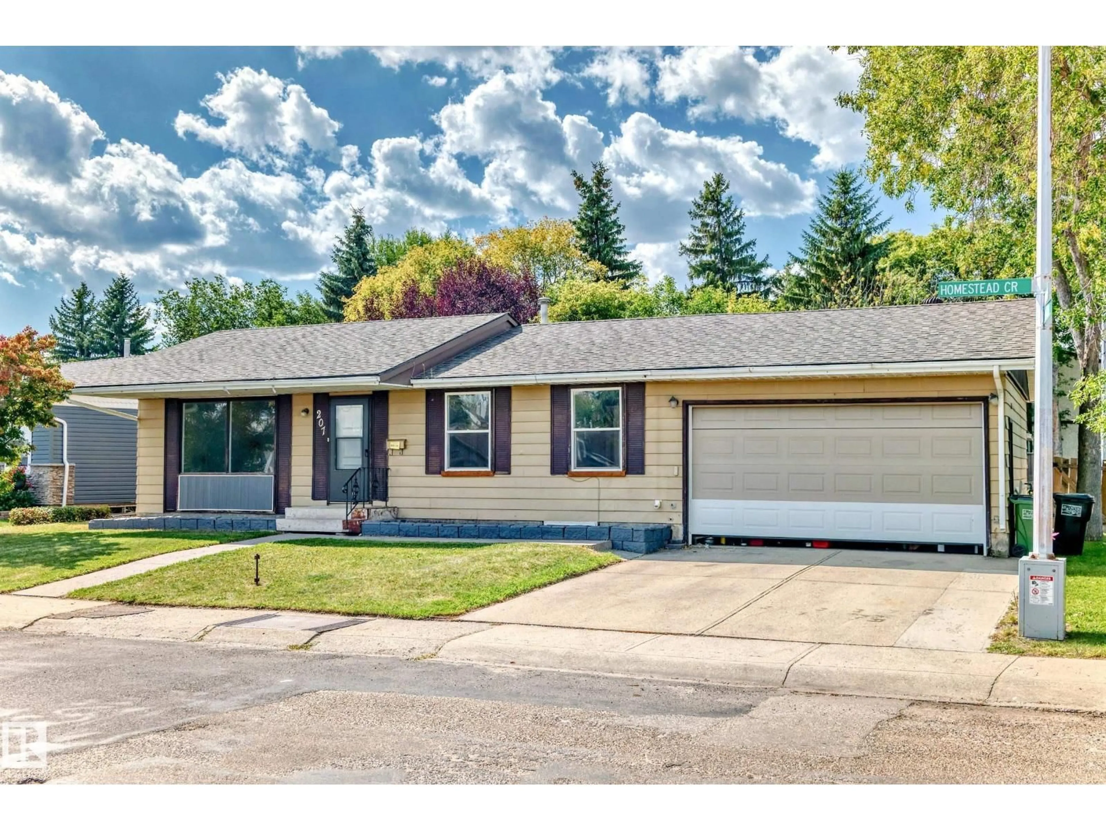 Home with vinyl exterior material, street for 207 HOMESTEAD CR, Edmonton Alberta T5A2Y2