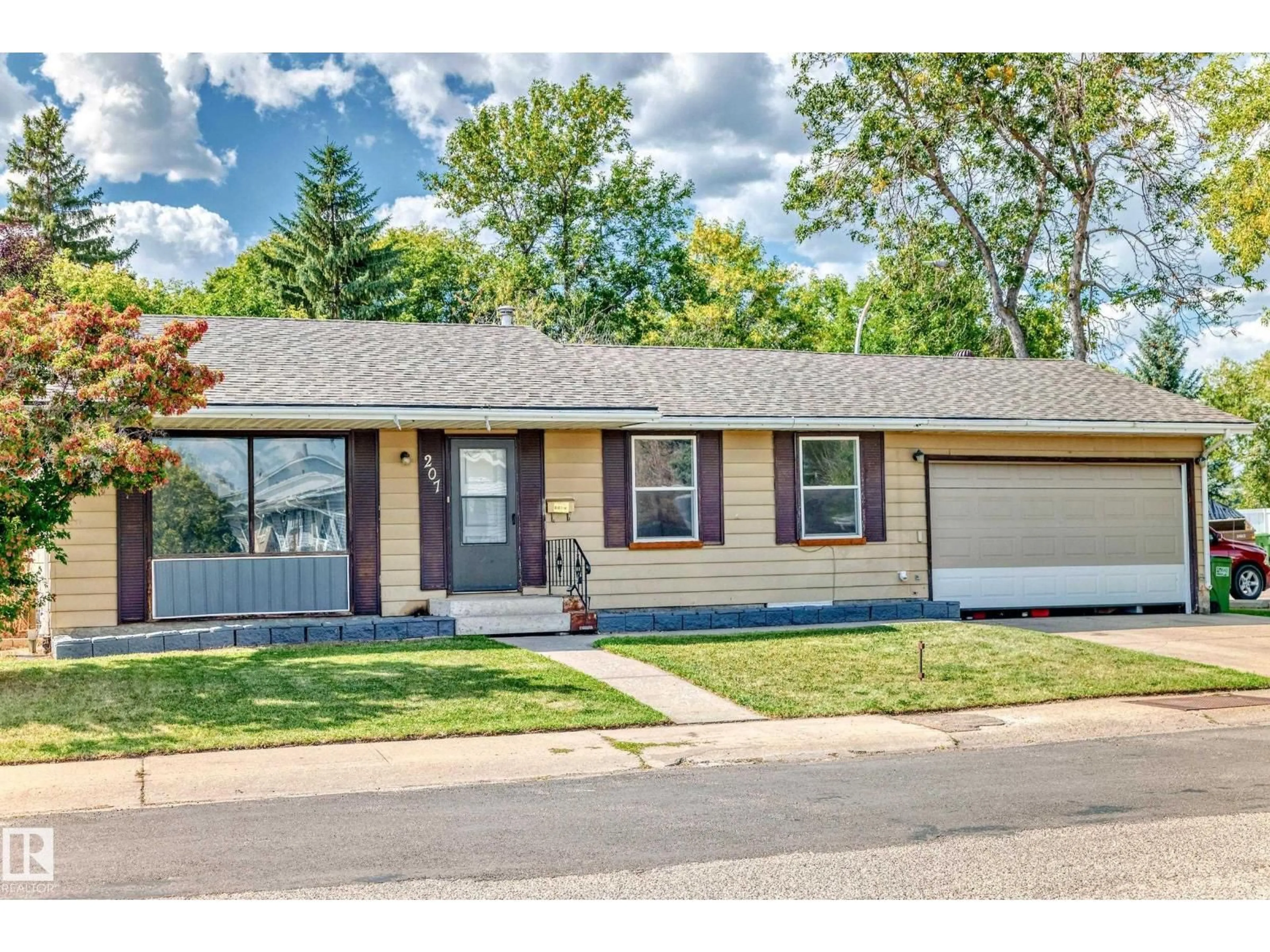Home with vinyl exterior material, street for 207 HOMESTEAD CR, Edmonton Alberta T5A2Y2