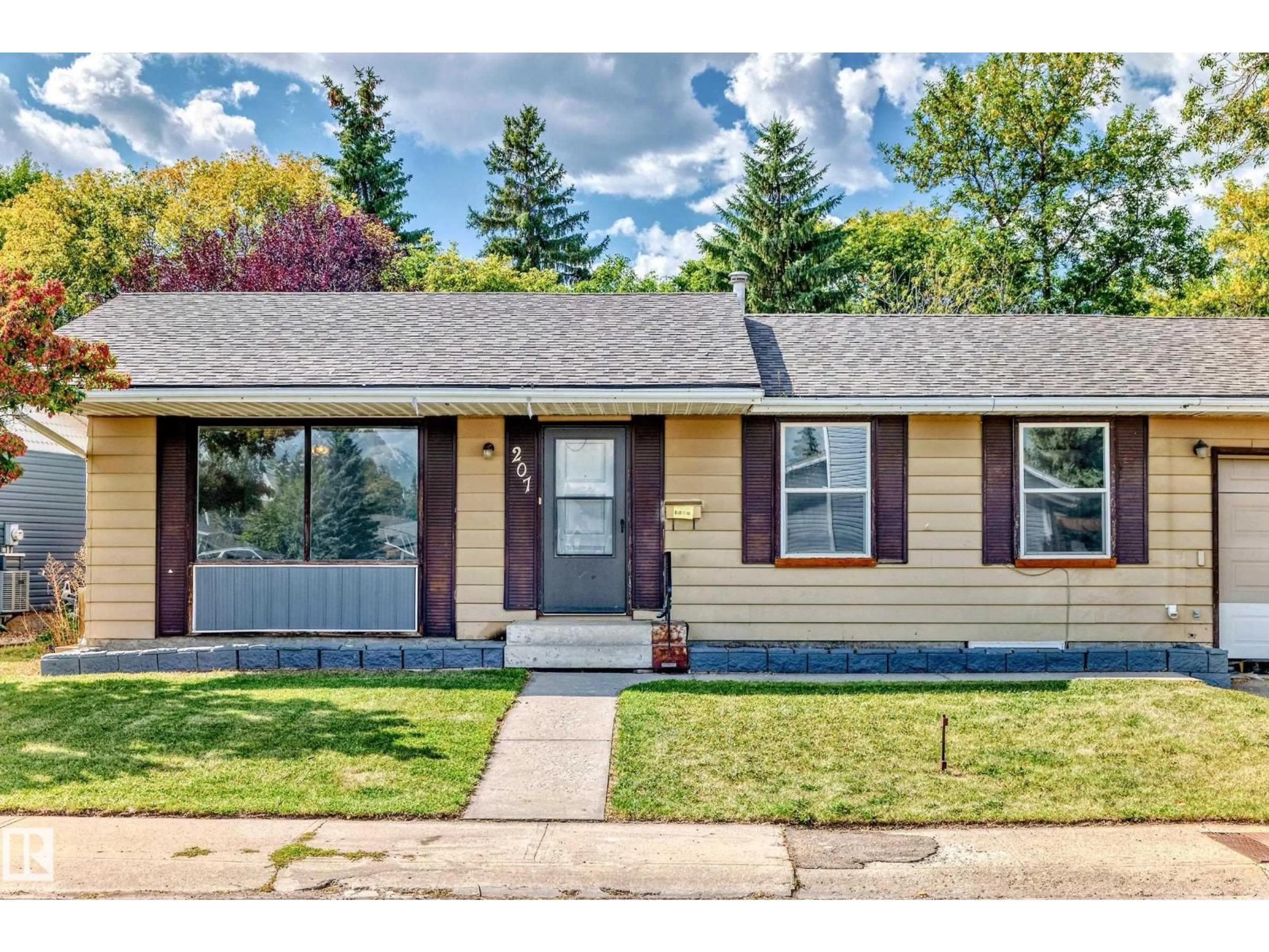 Home with vinyl exterior material, street for 207 HOMESTEAD CR, Edmonton Alberta T5A2Y2