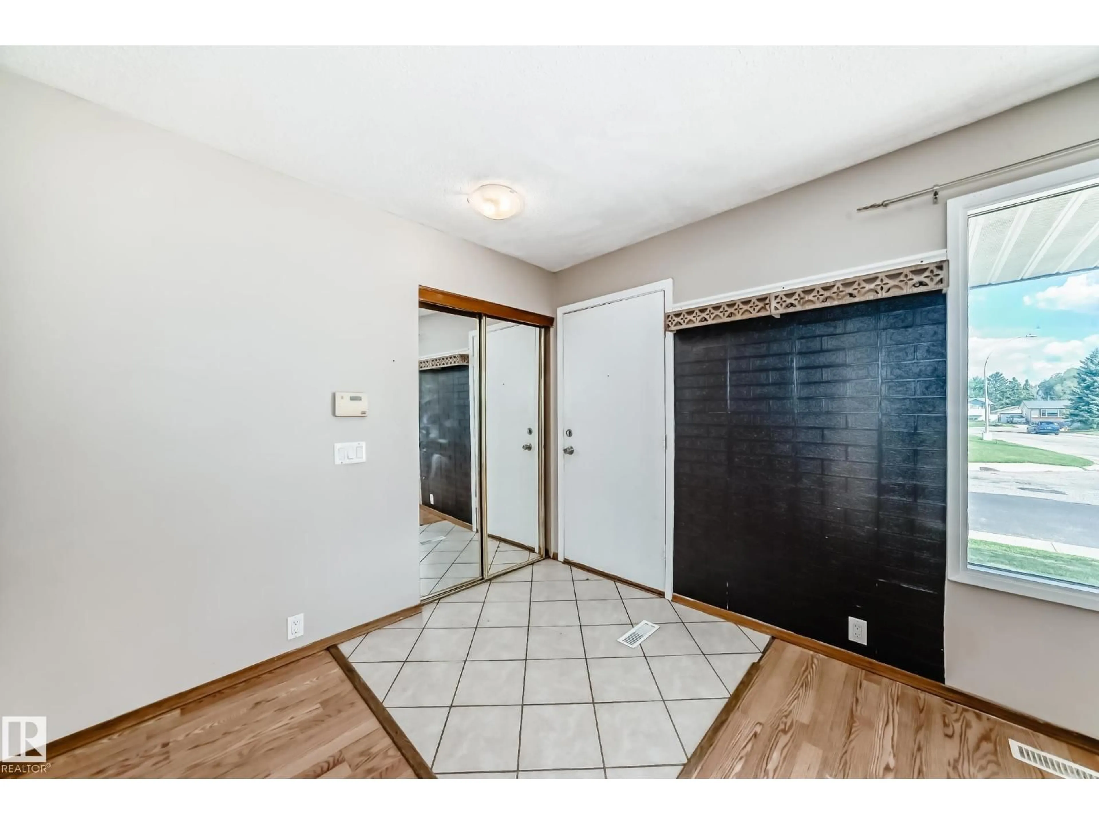 Indoor foyer for 207 HOMESTEAD CR, Edmonton Alberta T5A2Y2
