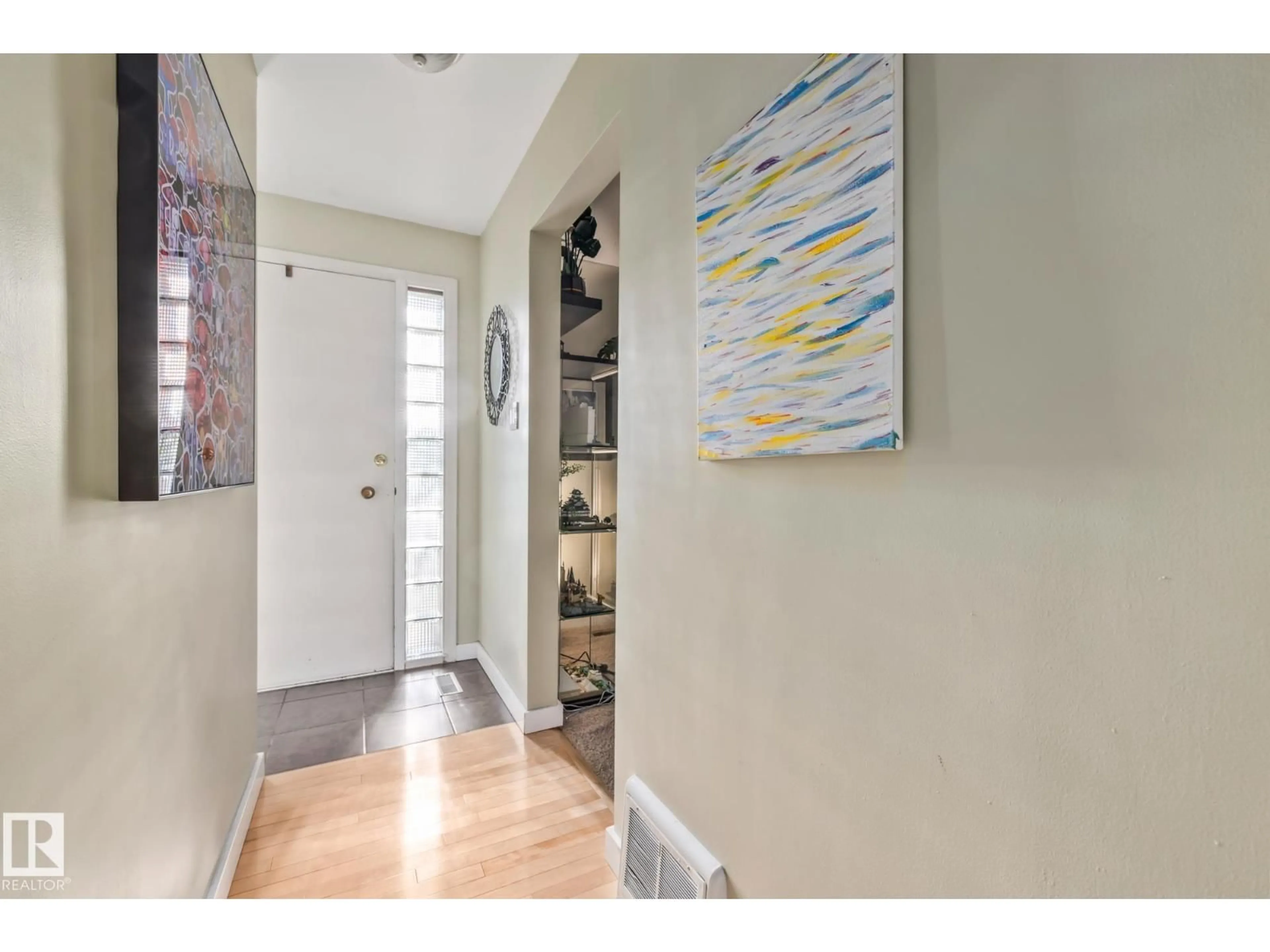 Indoor entryway for 9108 79 ST, Edmonton Alberta T6C2R4