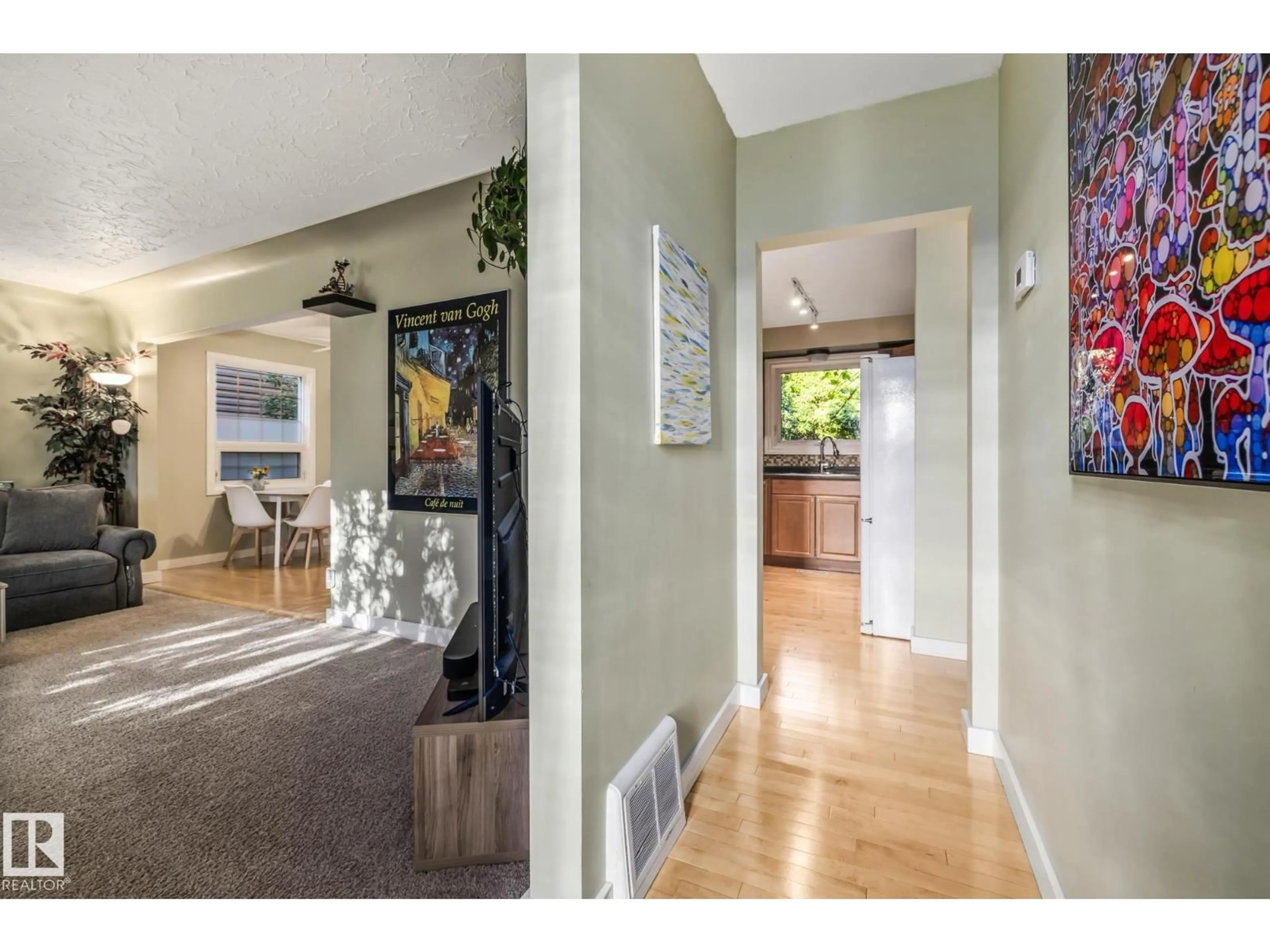 Indoor entryway for 9108 79 ST, Edmonton Alberta T6C2R4