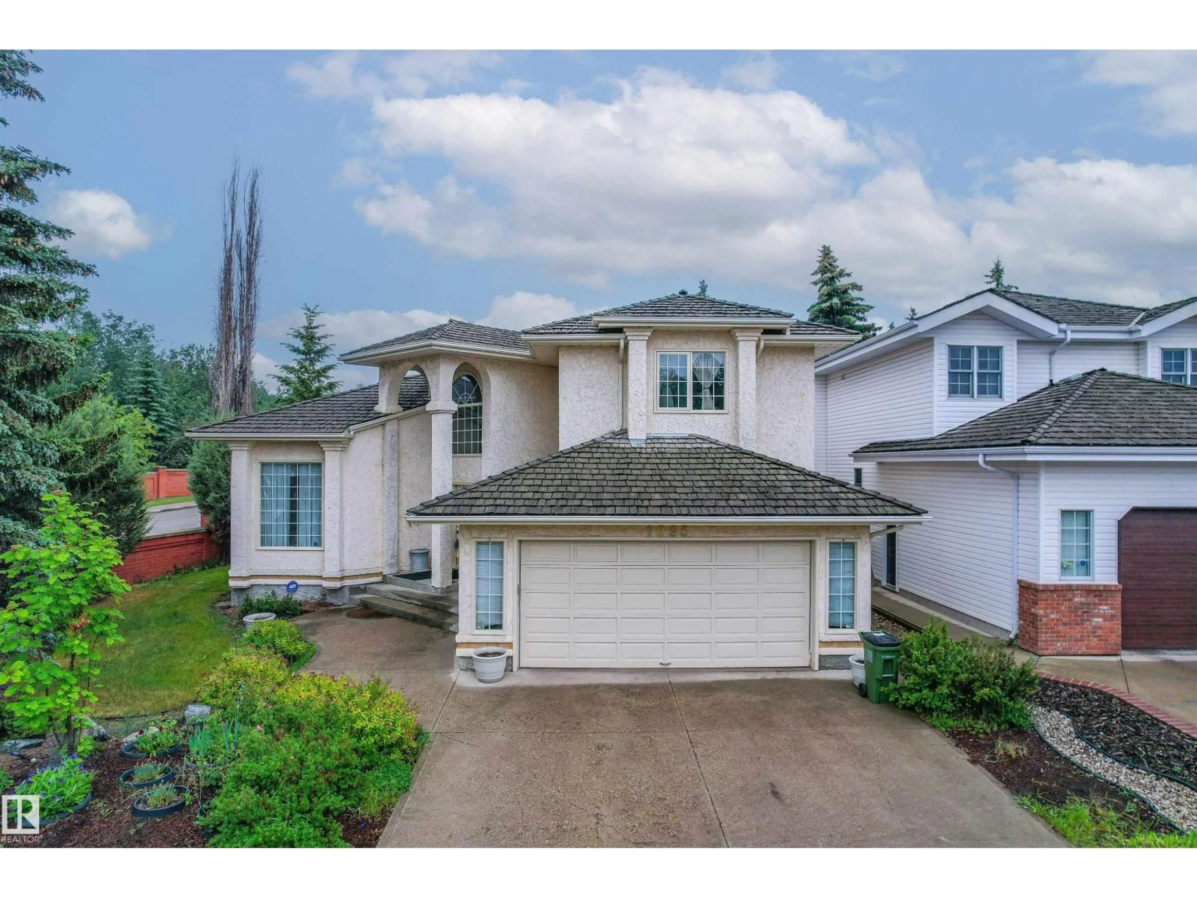 A pic from outside/outdoor area/front of a property/back of a property/a pic from drone, street for 1095 FALCONER RD, Edmonton Alberta T6R2C9