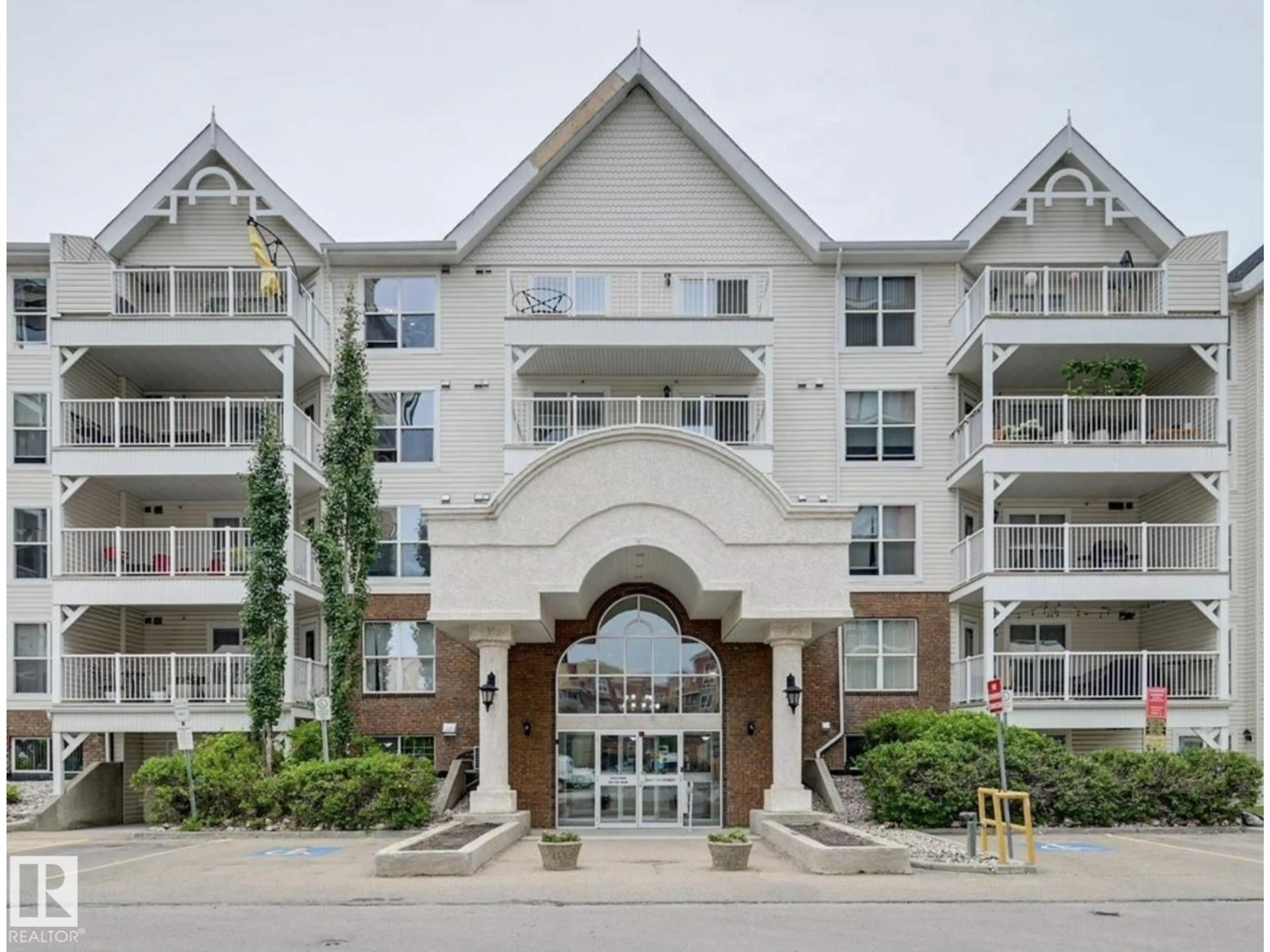 Indoor foyer for 406 - 10311 111 ST NW, Edmonton Alberta T5K2Y8