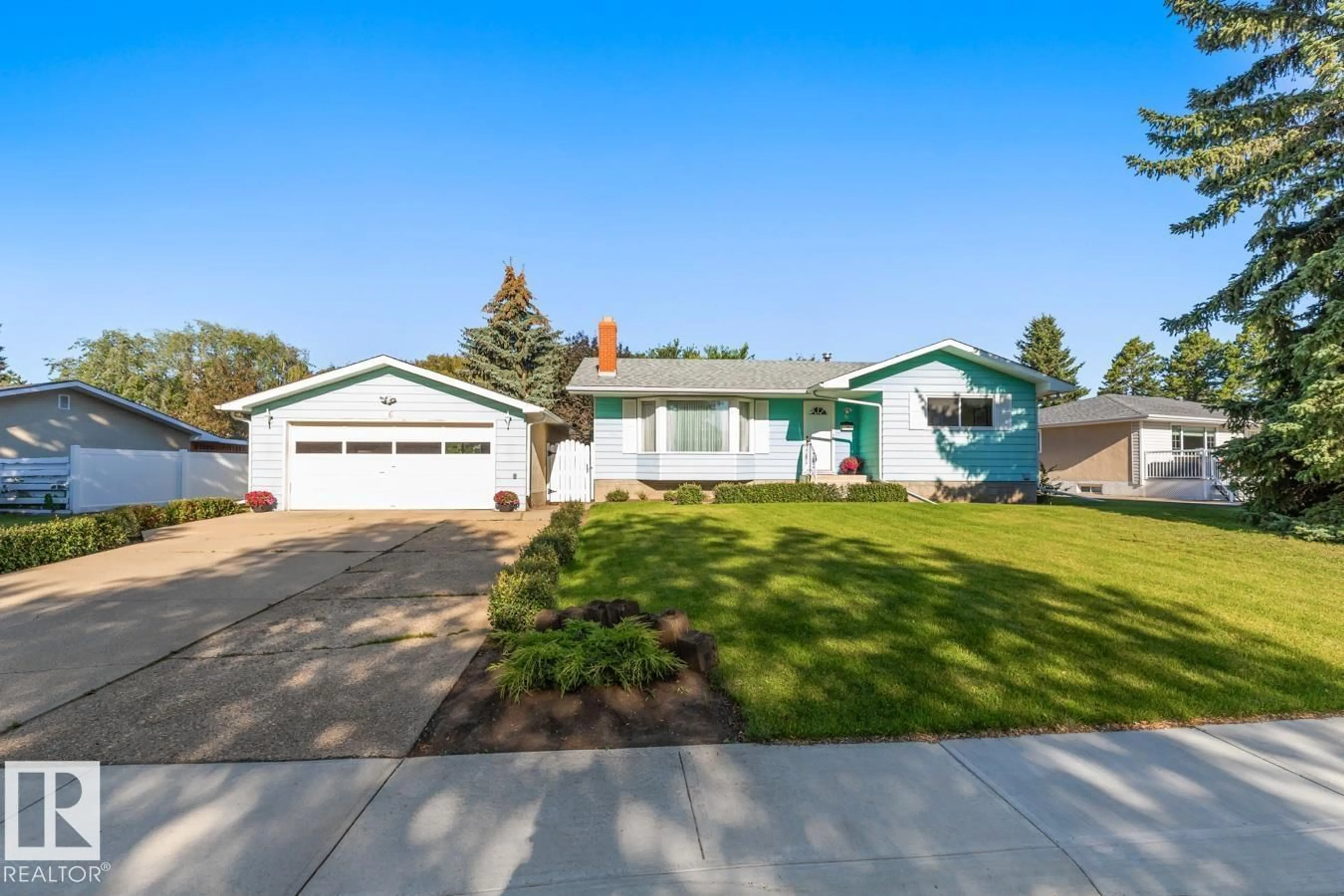 Home with vinyl exterior material, street for 6 STRATHCONA PL, Sherwood Park Alberta T8A1E9