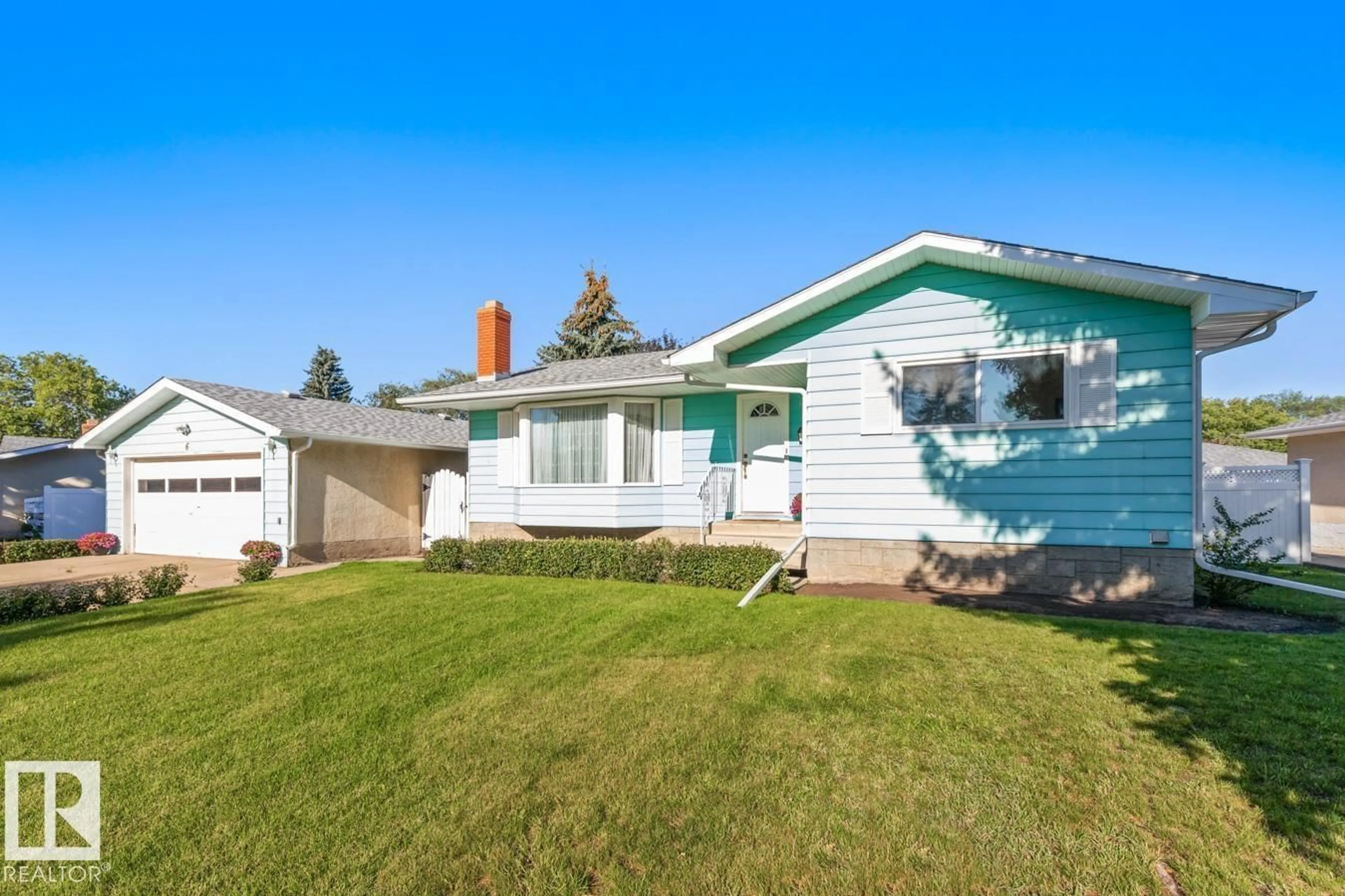 Home with vinyl exterior material, street for 6 STRATHCONA PL, Sherwood Park Alberta T8A1E9