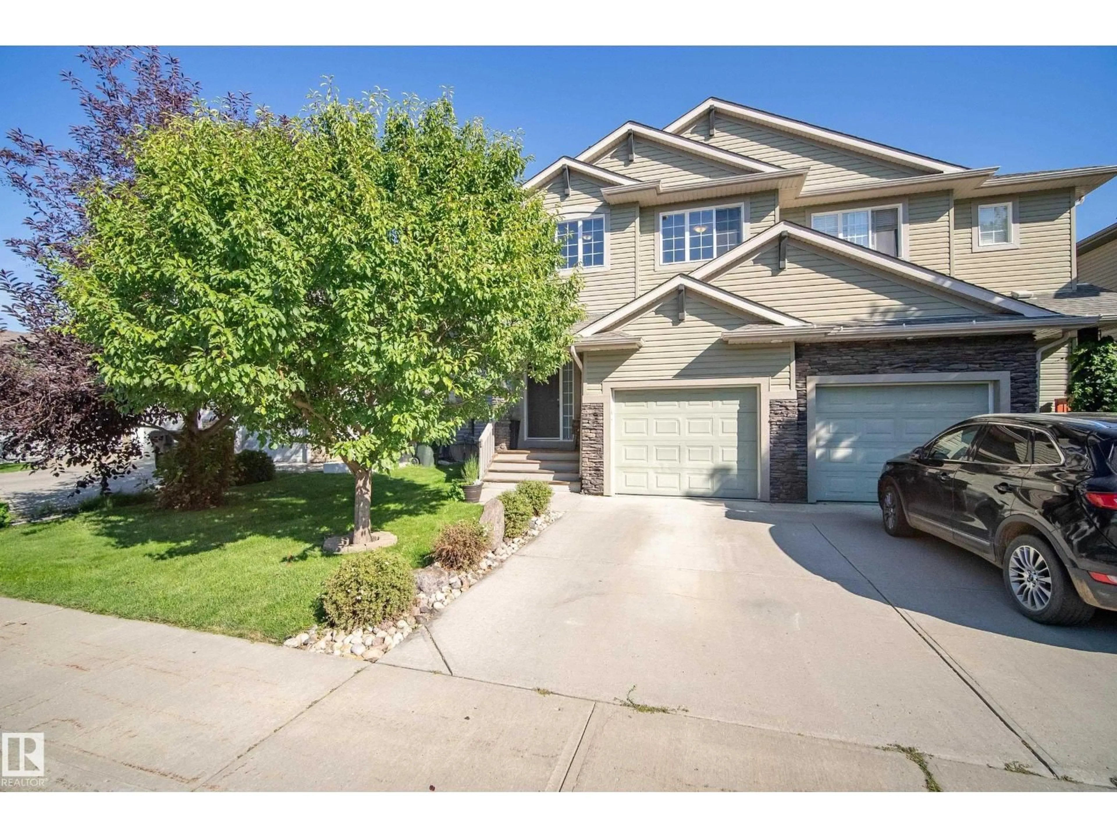 A pic from outside/outdoor area/front of a property/back of a property/a pic from drone, street for 17 MEADOWVIEW CO, Spruce Grove Alberta T7X0N2