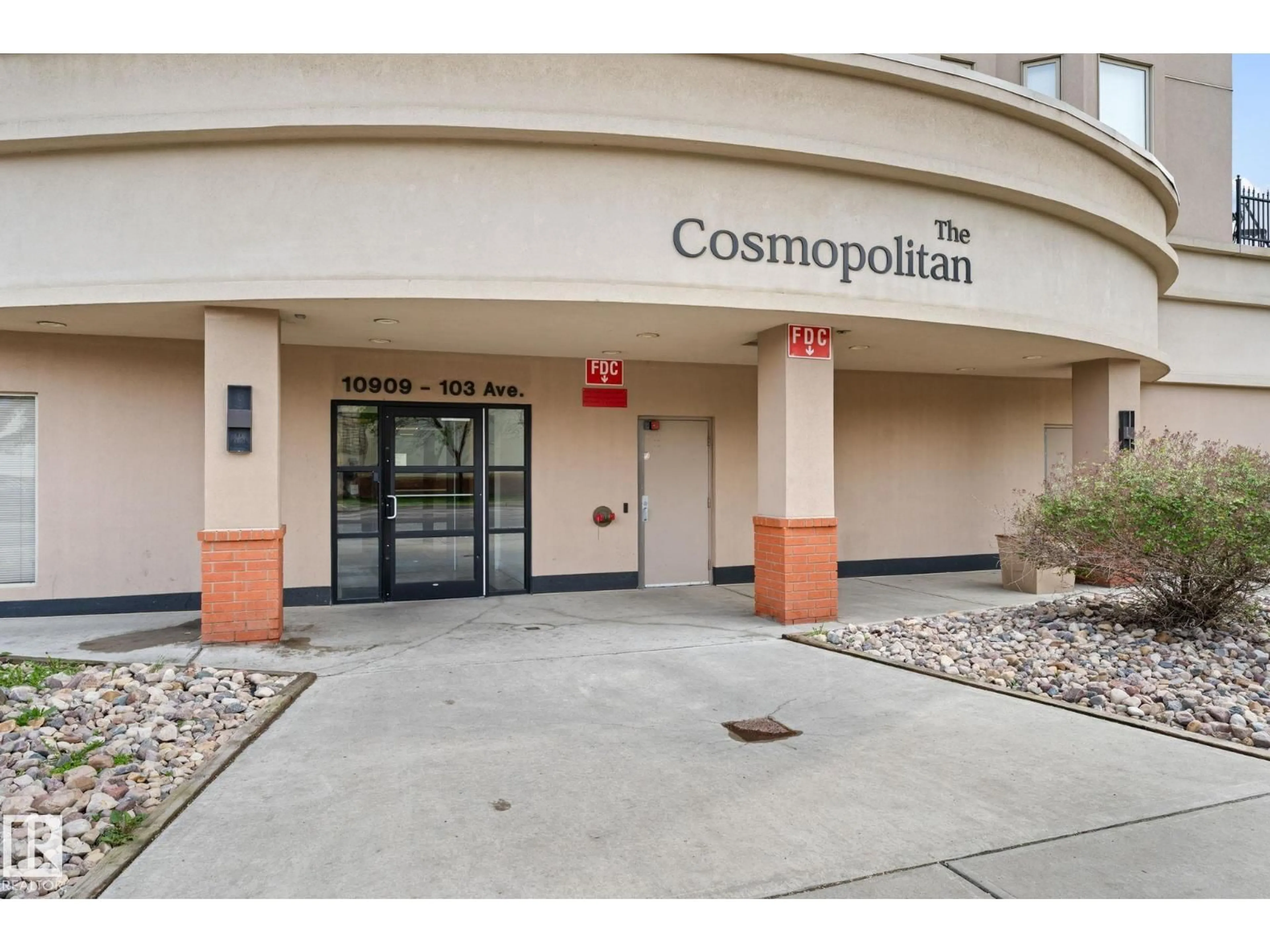 Indoor foyer for #907 - 10909 103 AV, Edmonton Alberta T6A0V8